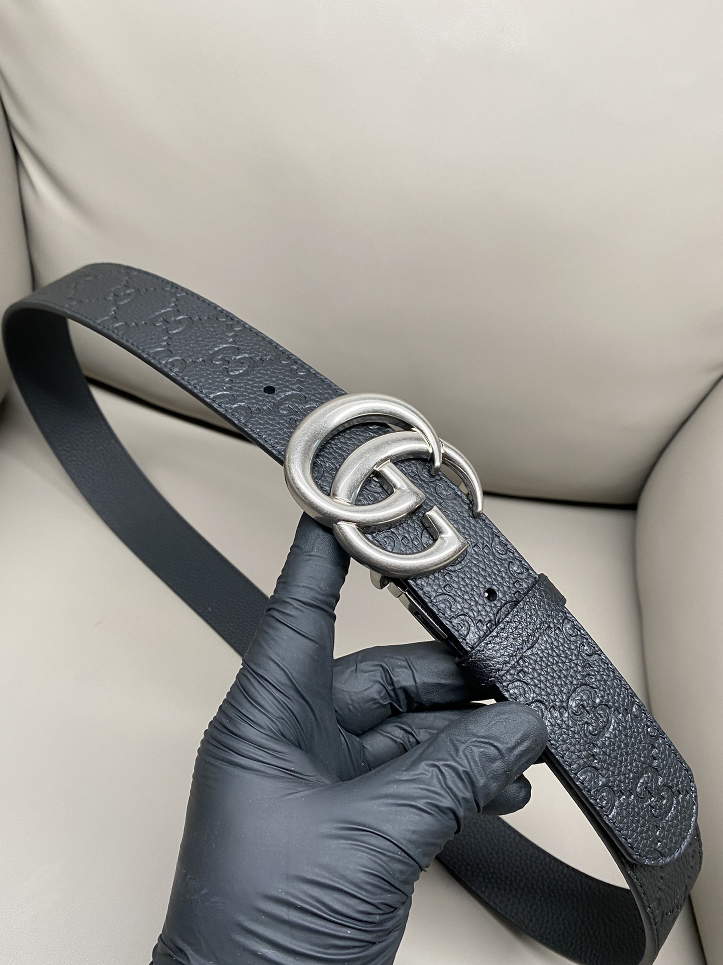 3.7宽度双面用 这款GG Marmont系列胺带是2026早系列之一。这款皱带从品牌典藏设计随取灵感，