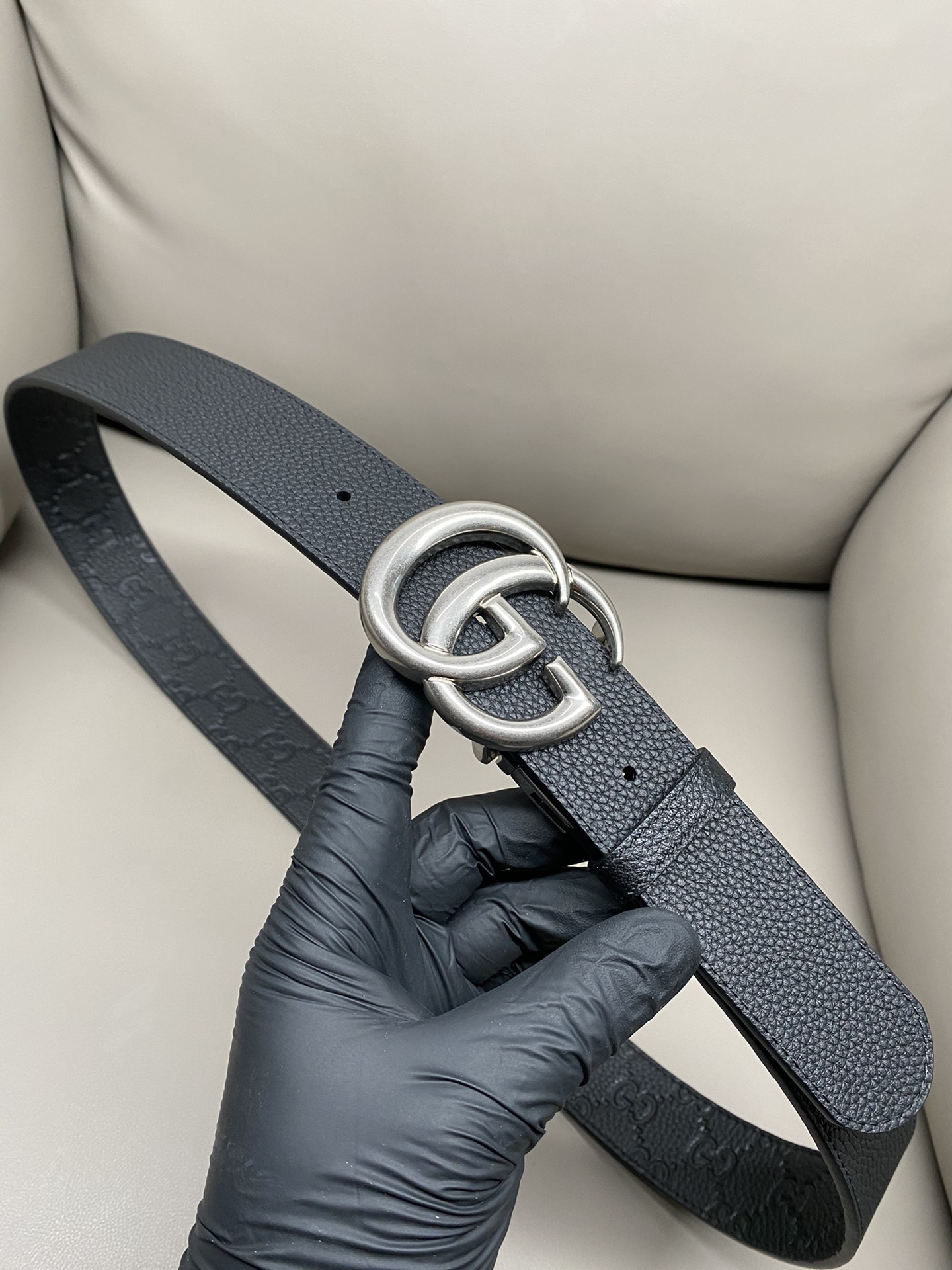 3.7宽度双面用 这款GG Marmont系列胺带是2026早系列之一。这款皱带从品牌典藏设计随取灵感，