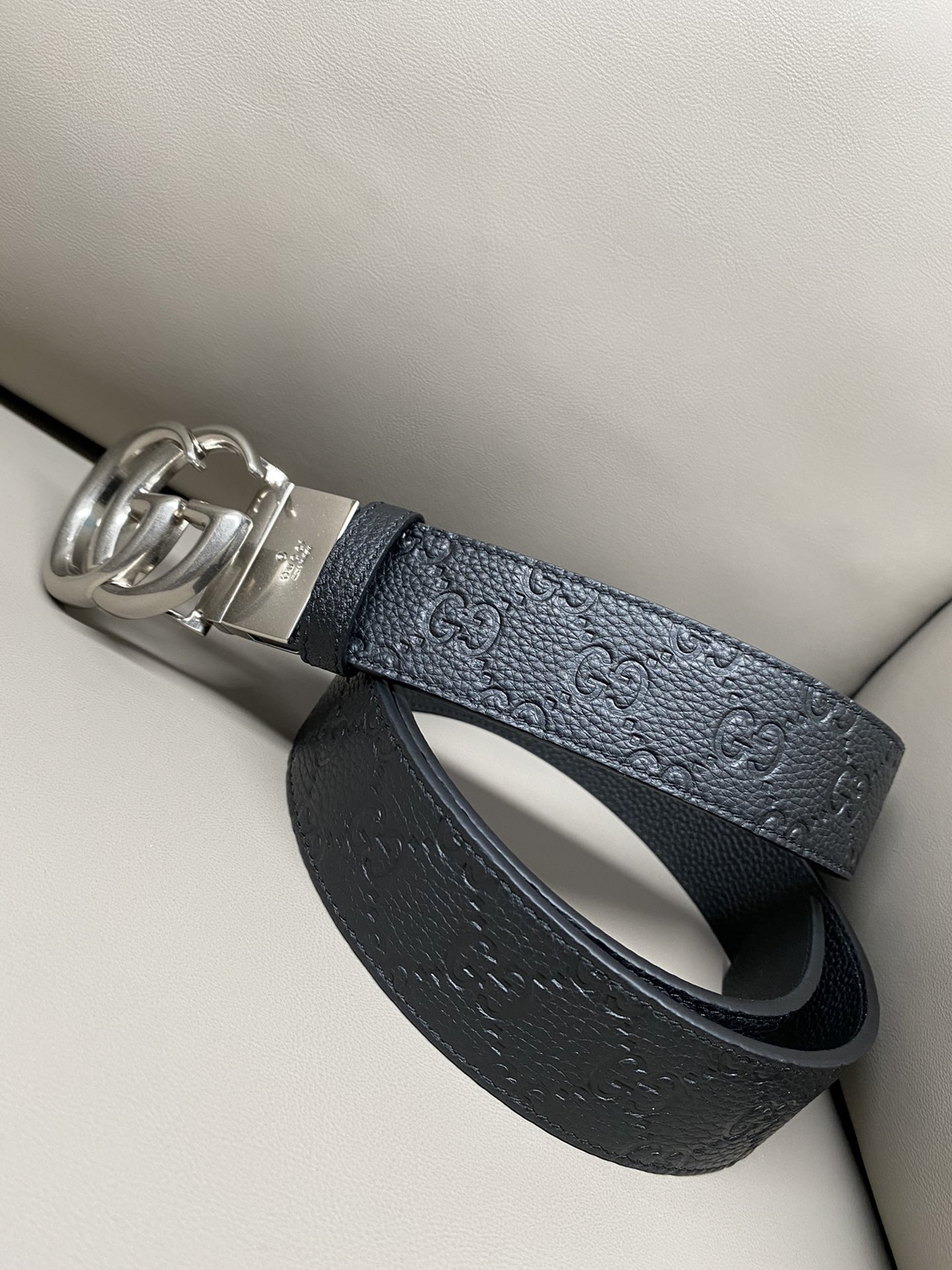 3.7宽度双面用 这款GG Marmont系列胺带是2026早系列之一。这款皱带从品牌典藏设计随取灵感，