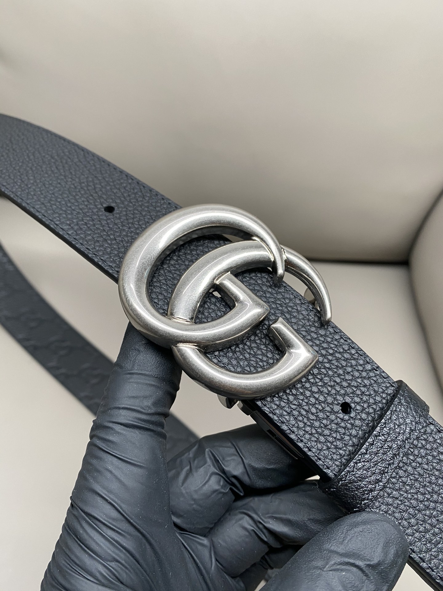 3.7宽度双面用 这款GG Marmont系列胺带是2026早系列之一。这款皱带从品牌典藏设计随取灵感，