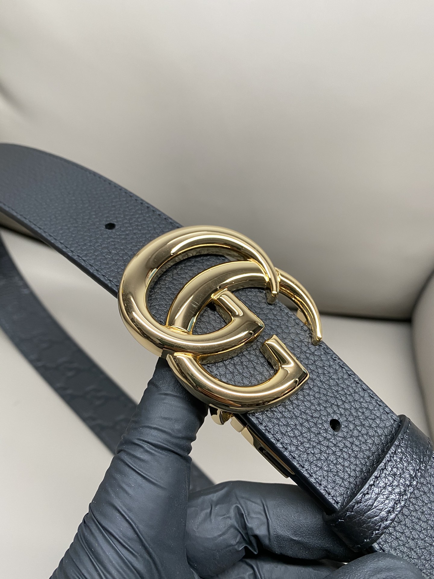 3.7宽度双面用 这款GG Marmont系列胺带是2026早系列之一。这款皱带从品牌典藏设计随取灵感，