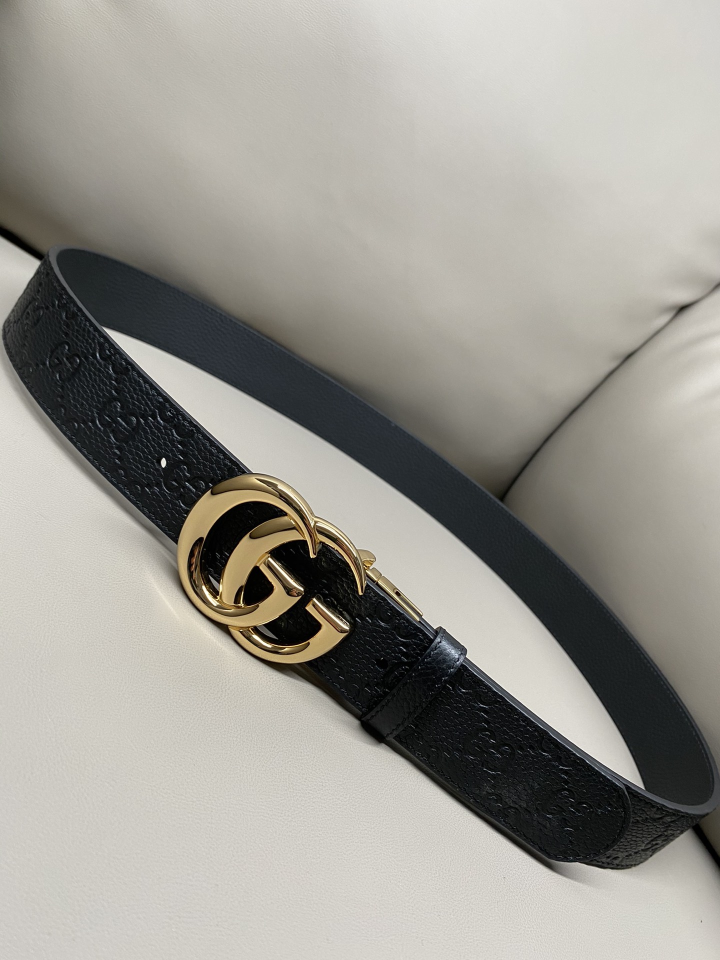 3.7宽度双面用 这款GG Marmont系列胺带是2026早系列之一。这款皱带从品牌典藏设计随取灵感，