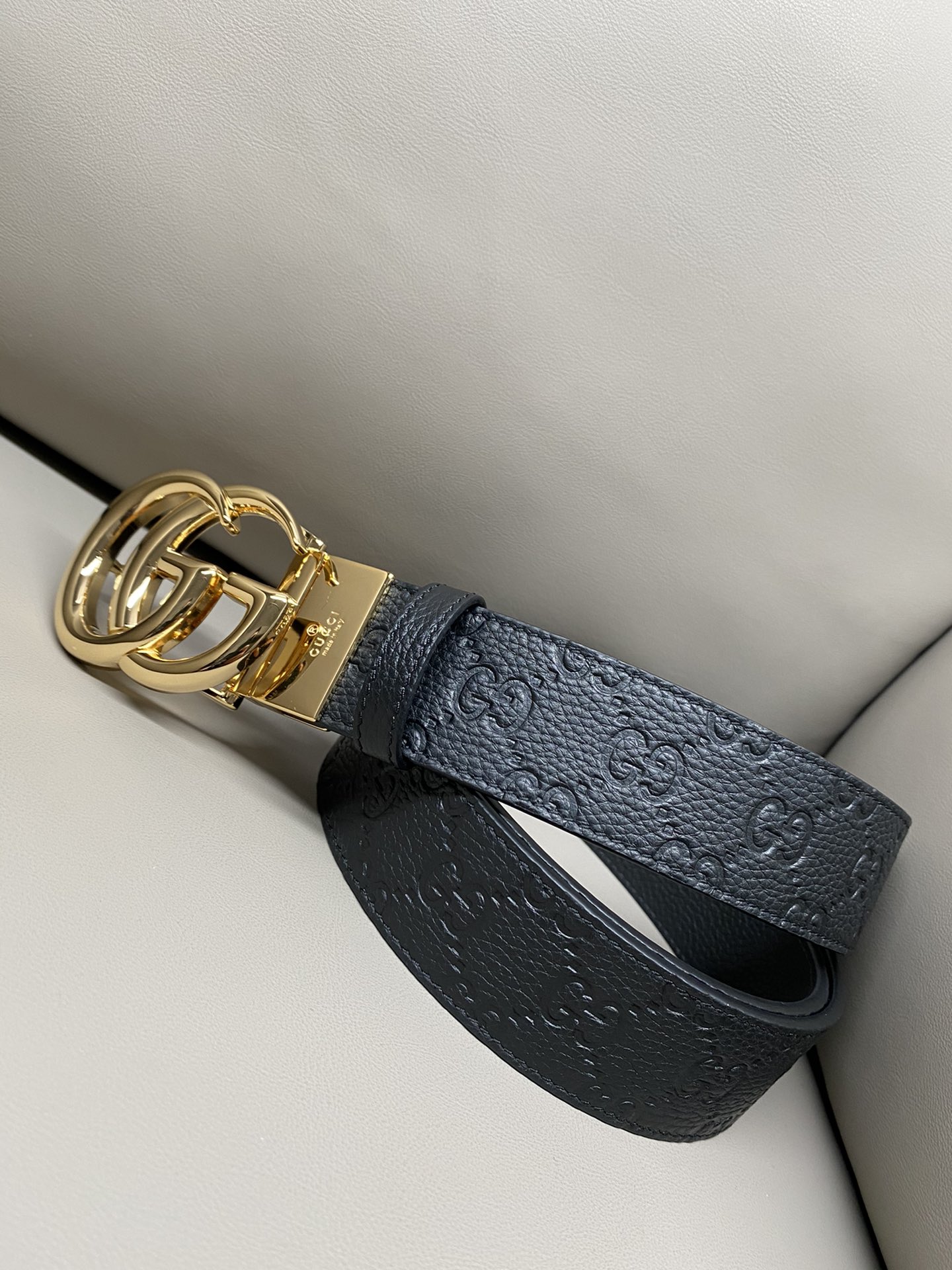 3.7宽度双面用 这款GG Marmont系列胺带是2026早系列之一。这款皱带从品牌典藏设计随取灵感，