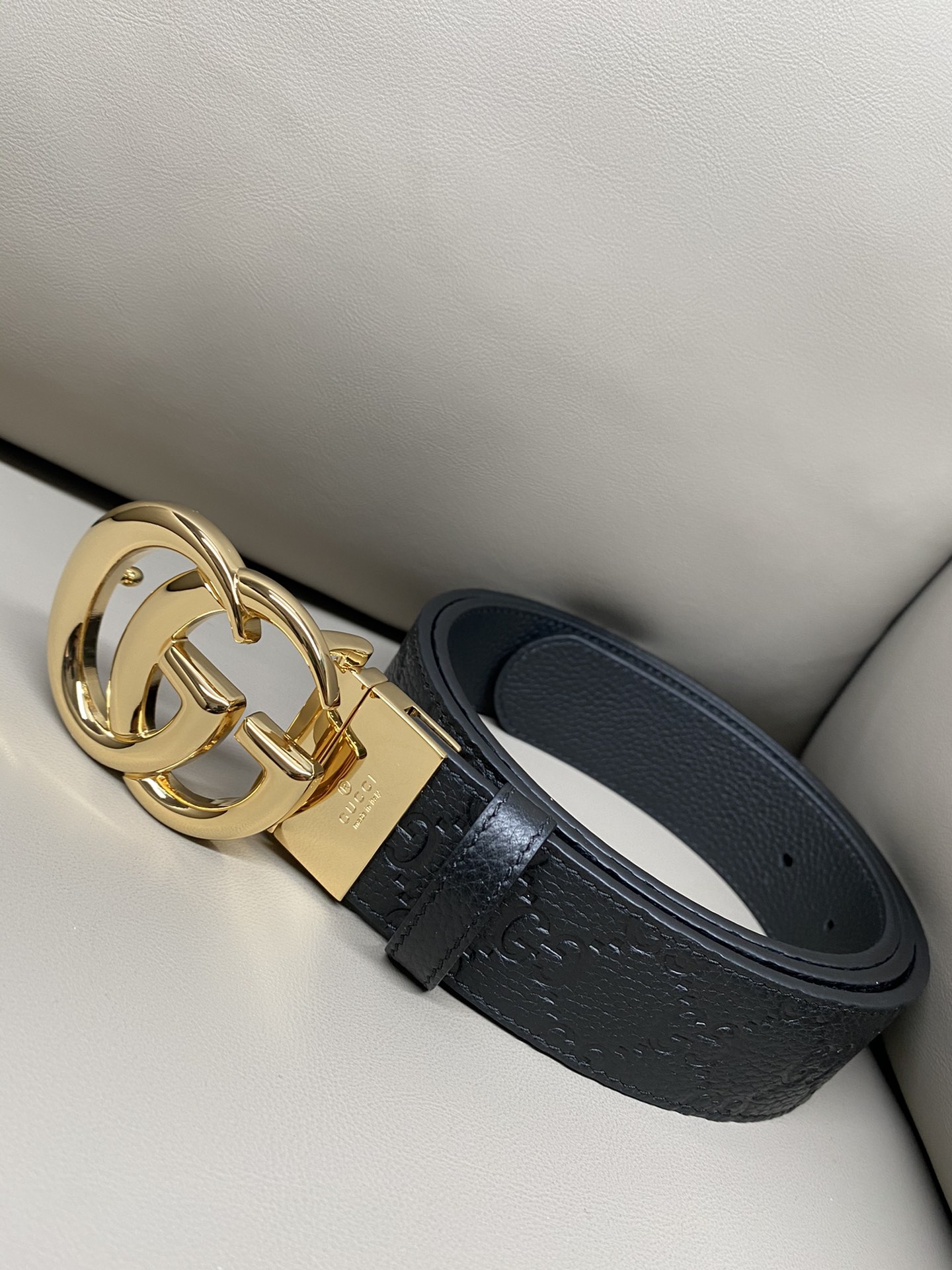 3.7宽度双面用 这款GG Marmont系列胺带是2026早系列之一。这款皱带从品牌典藏设计随取灵感，