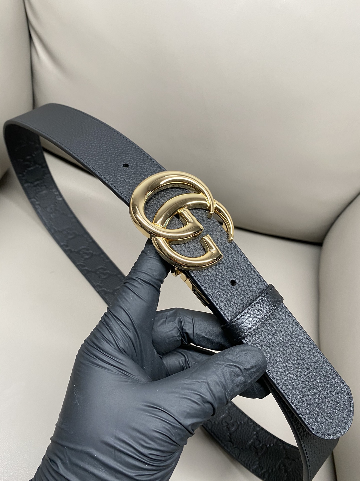 3.7宽度双面用 这款GG Marmont系列胺带是2026早系列之一。这款皱带从品牌典藏设计随取灵感，