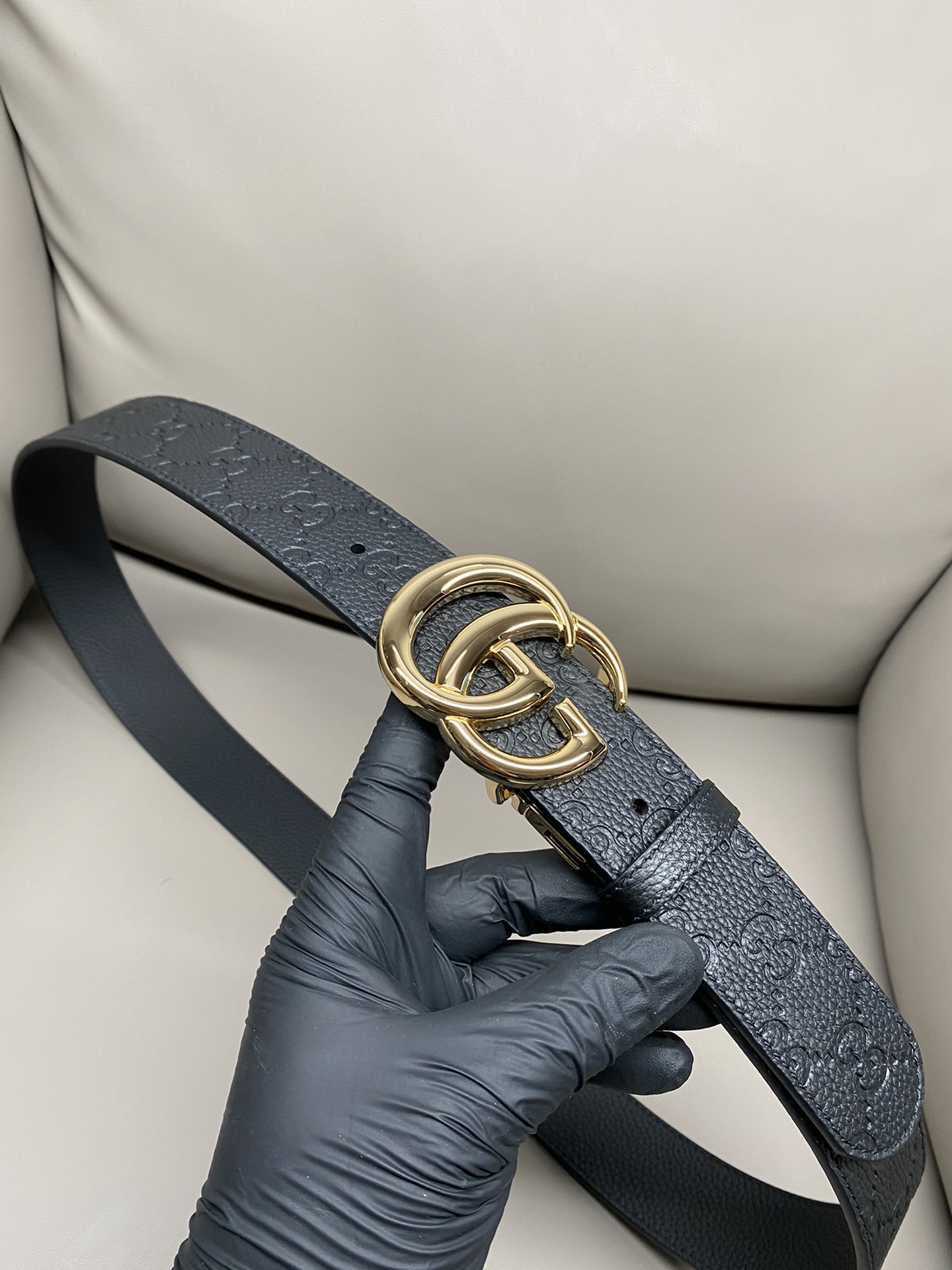 3.7宽度双面用 这款GG Marmont系列胺带是2026早系列之一。这款皱带从品牌典藏设计随取灵感，