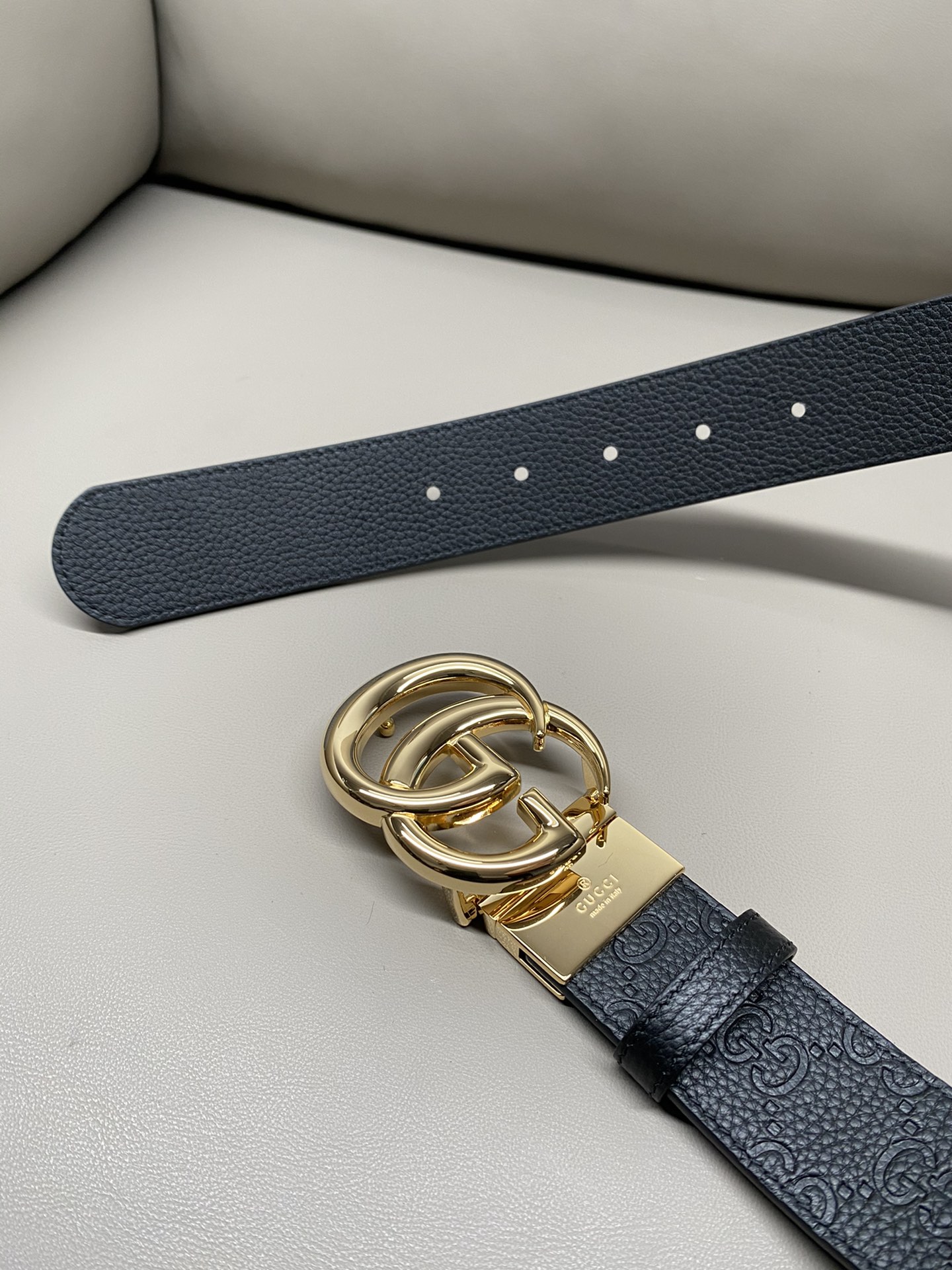 3.7宽度双面用 这款GG Marmont系列胺带是2026早系列之一。这款皱带从品牌典藏设计随取灵感，