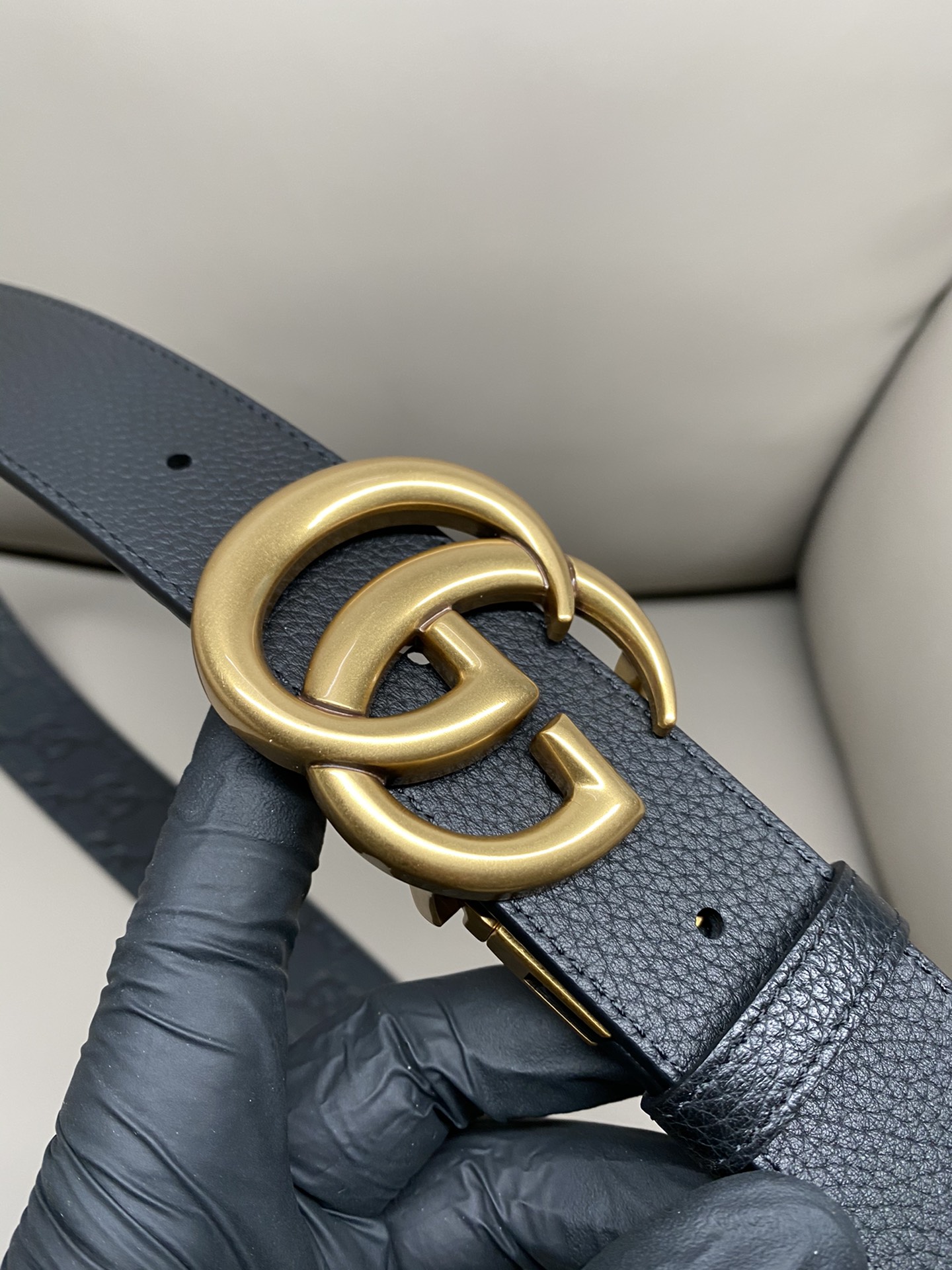 3.7宽度双面用 这款GG Marmont系列胺带是2026早系列之一。这款皱带从品牌典藏设计随取灵感，