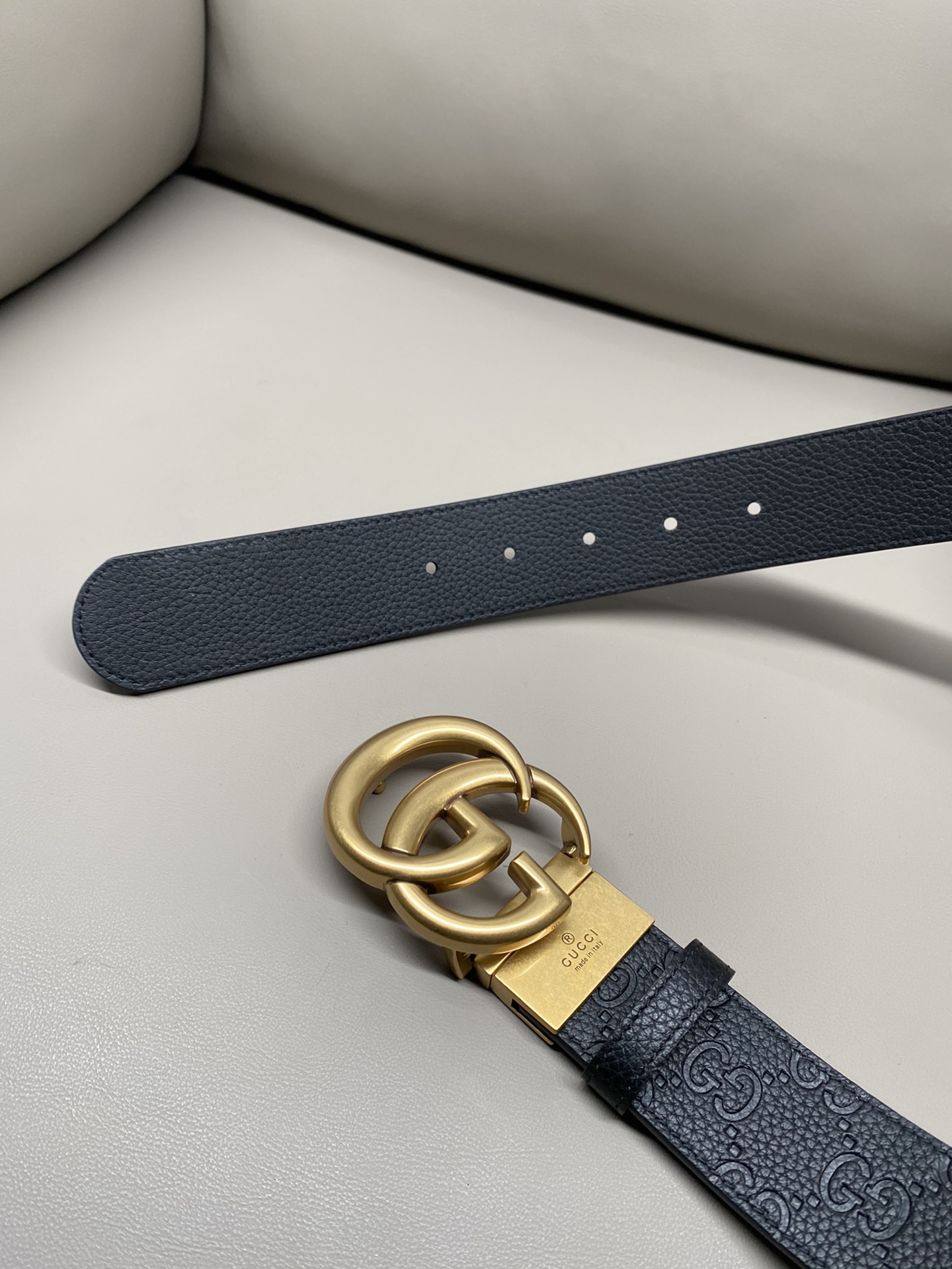 3.7宽度双面用 这款GG Marmont系列胺带是2026早系列之一。这款皱带从品牌典藏设计随取灵感，