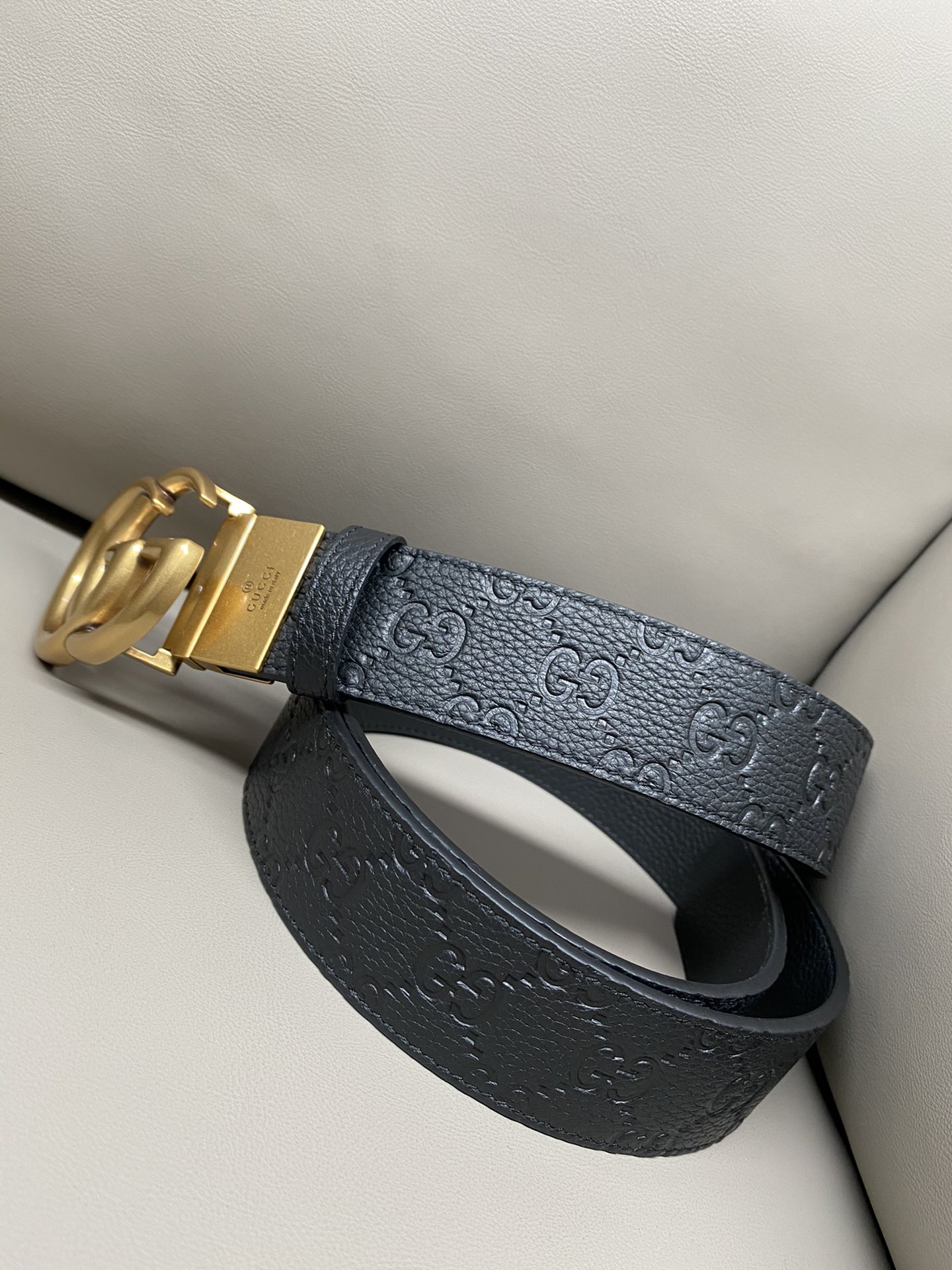 3.7宽度双面用 这款GG Marmont系列胺带是2026早系列之一。这款皱带从品牌典藏设计随取灵感，