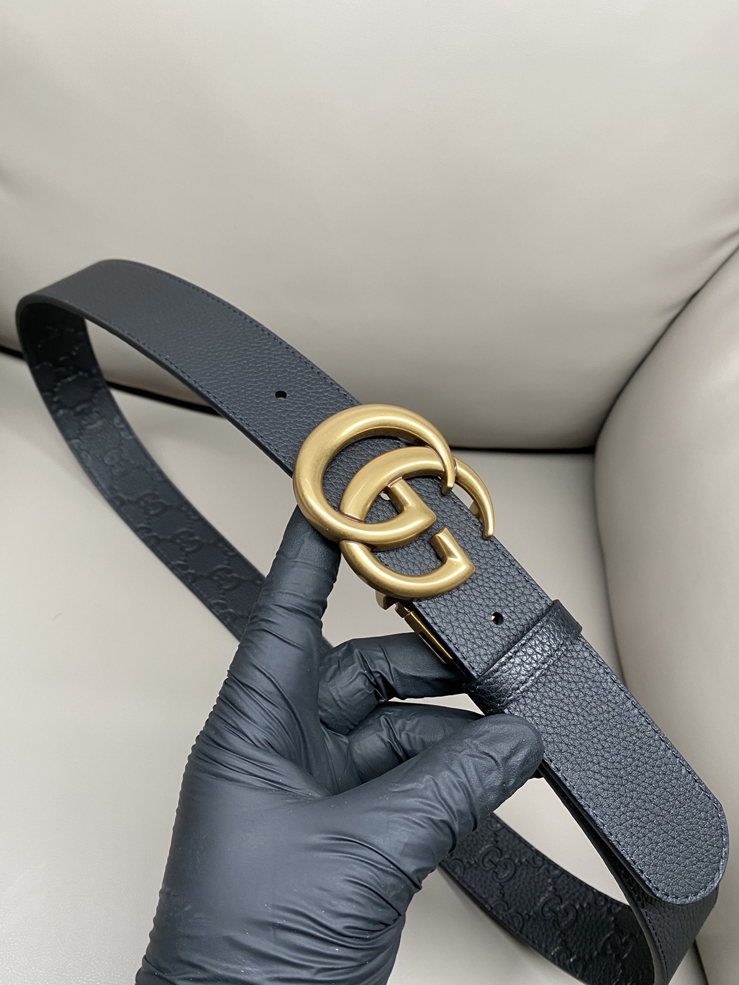 3.7宽度双面用 这款GG Marmont系列胺带是2026早系列之一。这款皱带从品牌典藏设计随取灵感，