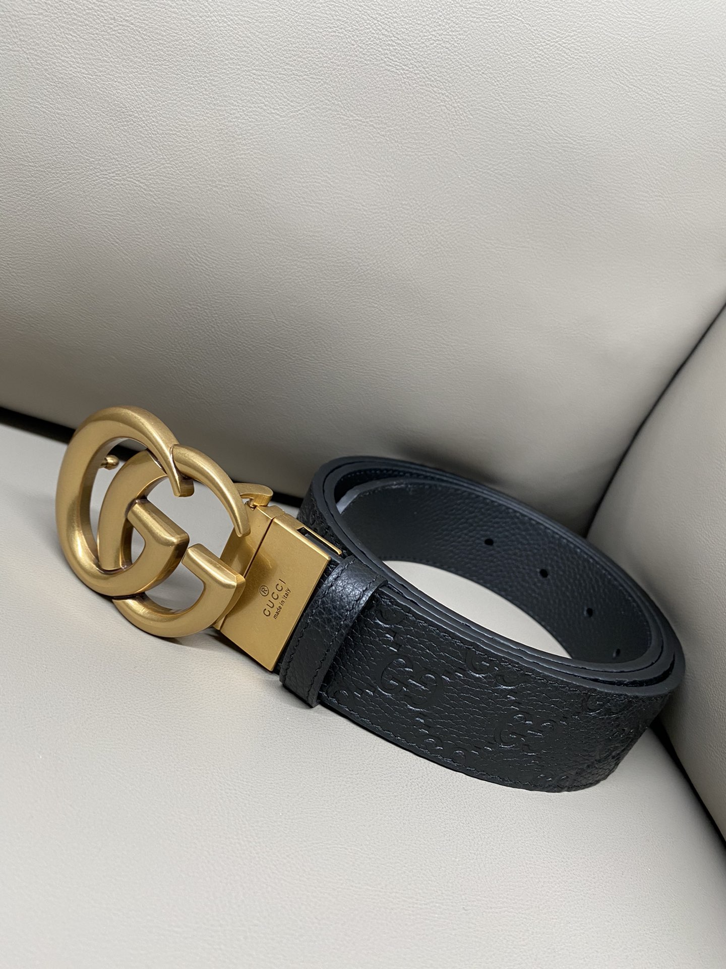 3.7宽度双面用 这款GG Marmont系列胺带是2026早系列之一。这款皱带从品牌典藏设计随取灵感，