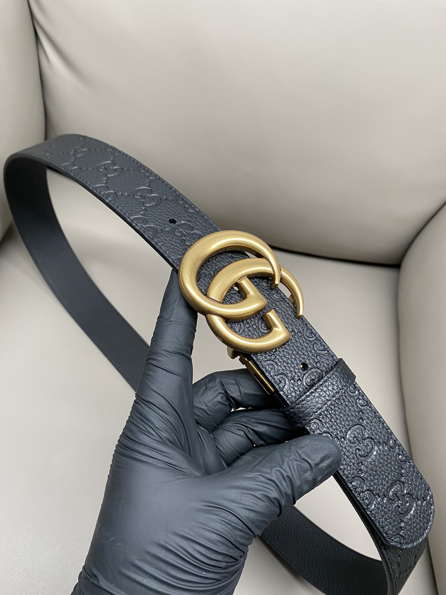 3.7宽度双面用 这款GG Marmont系列胺带是2026早系列之一。这款皱带从品牌典藏设计随取灵感，