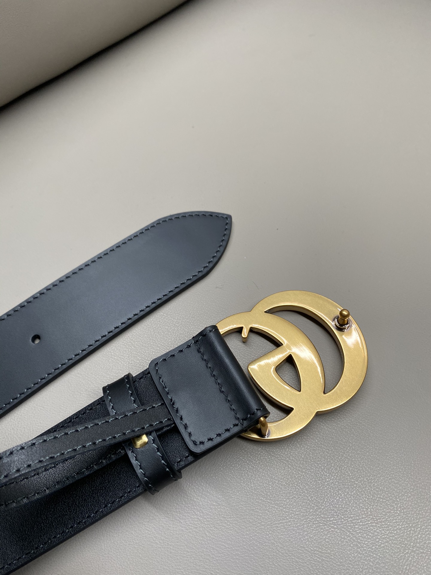 GG 男女同款Marmont系列闪亮带扣牛皮革腰带-Chinese UA Cheap High Quatity Brand Clothes Bags handbags Sneakers wholesale wholesaler seller from China Factory suppliers Fashion Clothing Shoes best Quality Beautiful Price GG 男女同款Marmont系列闪亮带扣牛皮革腰带