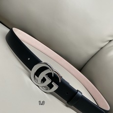 Flat Marmont系列腰带3.0宽度 2026春夏系列全新上市。男女士腰带以简约利落的扁平造型焕新演绎品牌标志性双 Flat Marmont系列腰带3.0宽度 2026春夏系列全新上市。男女士腰带以简约利落的扁平造型焕新演绎品牌标志性双