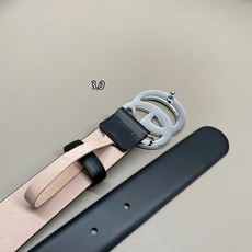 Flat Marmont系列腰带3.0宽度 2026春夏系列全新上市。男女士腰带以简约利落的扁平造型焕新演绎品牌标志性双 Flat Marmont系列腰带3.0宽度 2026春夏系列全新上市。男女士腰带以简约利落的扁平造型焕新演绎品牌标志性双