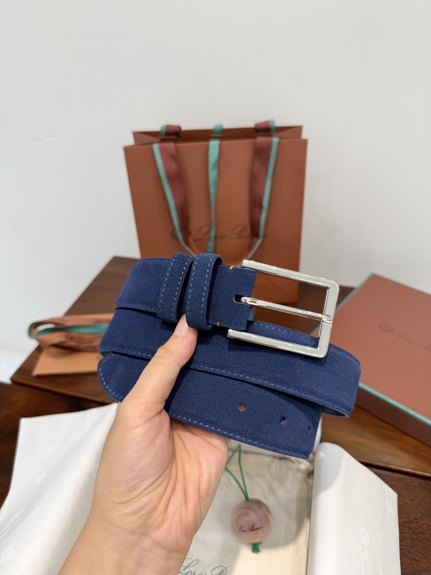  Loro Piana配饰是交织着过去与现在的金色丝线，每一件作品都是对一个世纪以来不懈追求非凡优雅的微