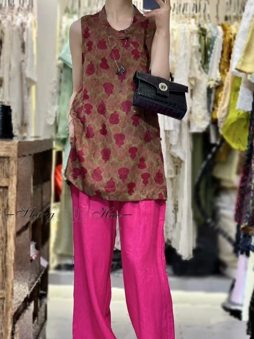Elegant Sleeveless Cheongsam Vest with Floral Print and Traditional Chinese Buttons 1 Elegant Sleeveless Cheongsam Vest with Floral Print and Traditional Chinese Buttons