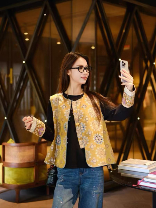 Elegant Chinese Style Floral Jacquard Vest with Traditional Knot Buttons 1 Elegant Chinese Style Floral Jacquard Vest with Traditional Knot Buttons
