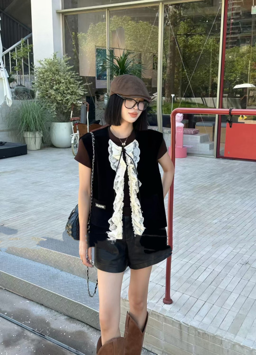 Elegant Velvet Vest with Lace Trim - Sophisticated Design, Comfortable Fit 1 Elegant Velvet Vest with Lace Trim - Sophisticated Design, Comfortable Fit