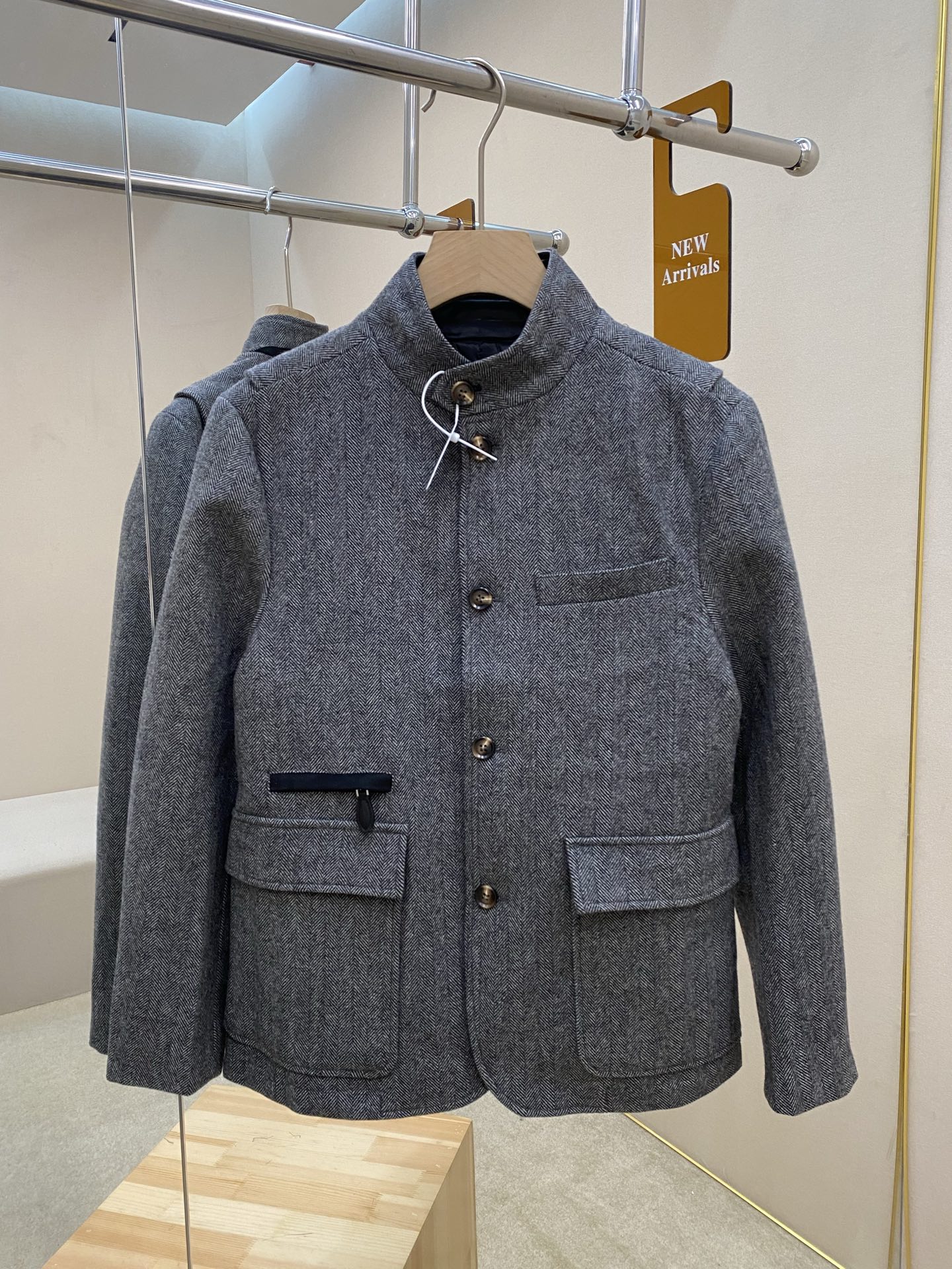 NO:625594,The main recommendation is Berluti's new herringbone wool jacket. This jacket is made of 50% herringbone wool fabric. It has button-type closure and the collar is made of cowhide. The style is very novel and unique, and the upper body effect is great. Highly recommended!  Code number 48 50 52 54 56 58 60,,jackets & coats,cowhide,alexander wang19860909主推 Berluti新款人字纹羊毛夹克,这款夹克采用50人字纹羊毛面料制作而成,纽扣式开合,领子采用牛皮料制作而成,款式非常新颖独特,上身效果超赞,强烈推荐！ 码数48 50 52 54 56 58 60,,jackets & coats,cowhide,alexander wang,Men's clothing