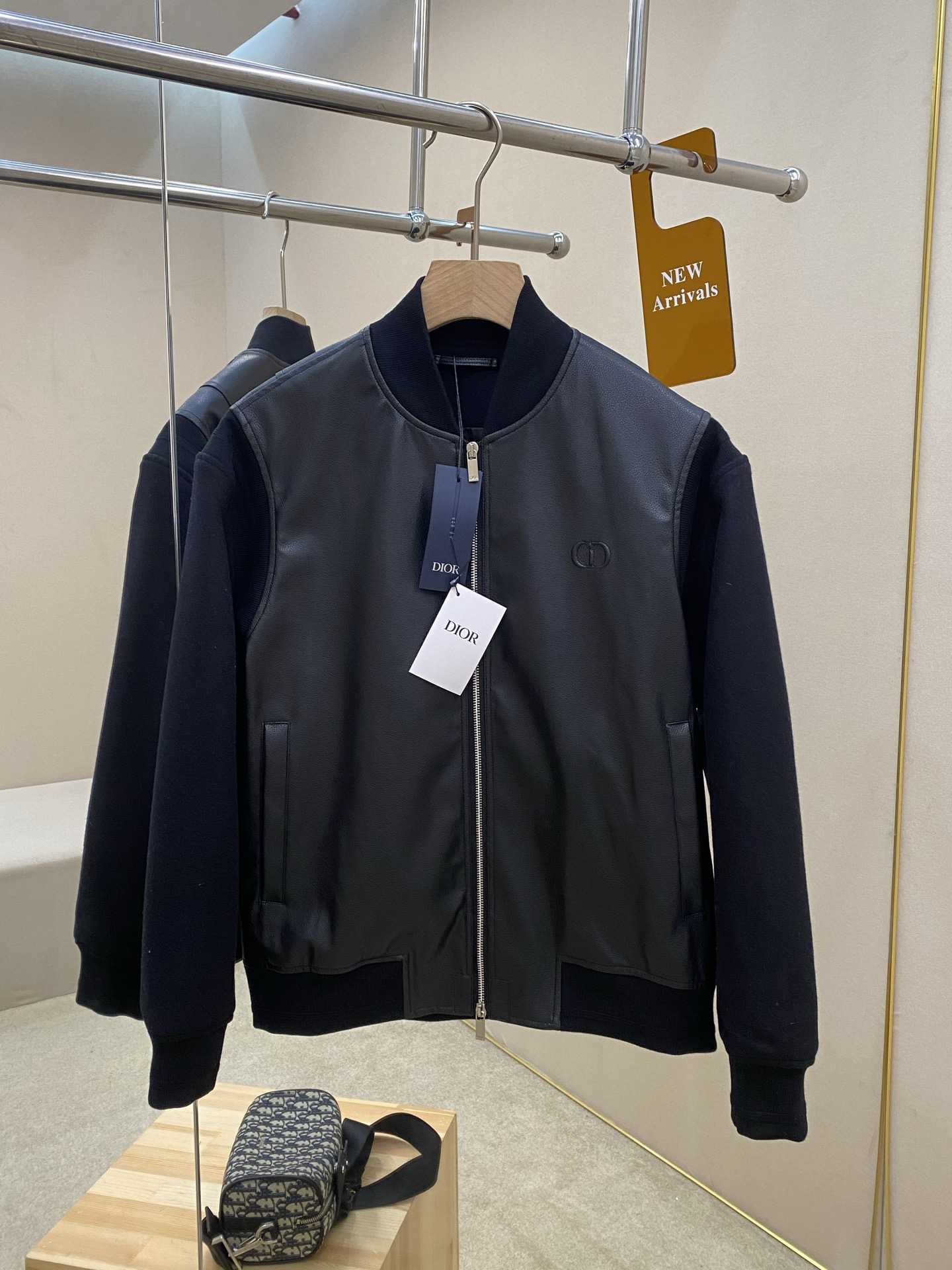 NO:625578,The main recommendation is D's new black cow leather CD Icon embroidered baseball jacket. This baseball jacket is a new interpretation of a classic item in a fashionable and elegant style. It is carefully made of black cow leather, embellished with CD Icon embroidery on the chest, and the sleeves show contrasting materials. The jacquard lining can be paired with trousers or jeans to create a comfortable and fashionable look. Highly recommended!  Code number 46 48 50 52,,dior,jeans,jackets & coats,cowhide,alexander wang19860909主推 D家新款黑色牛皮革 CD Icon 刺绣棒球夹克, 这款棒球夹克以时尚优雅的风格全新演绎经典单品.采用黑色牛皮革精心制作,胸前点缀以CD Icon刺绣,衣袖展示对比鲜明的材质.提花内里,可搭配长裤或牛仔裤,打造舒适时髦的造型.强烈推荐！ 码数46 48 50 52,,dior,jeans,jackets & coats,cowhide,alexander wang,Men's clothing