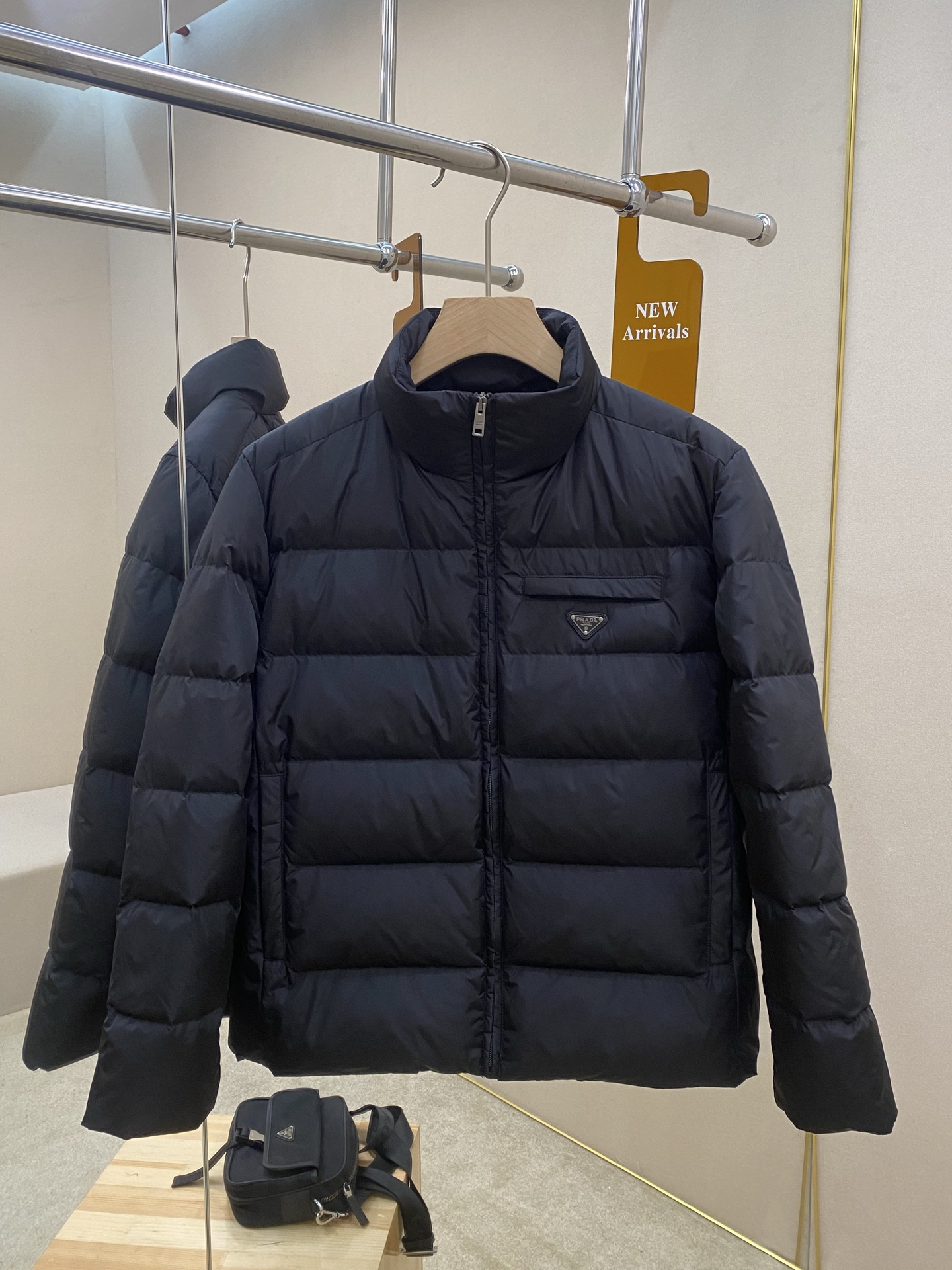 NO:625557,Mainly recommending down, P's new triangular micro-label down jacket. This down jacket is filled with the new national standard 90 white duck down. It has a zipper opening and a triangular micro-label on the front chest. The elasticity of the hem is adjustable. Re-Nylon gives it functionality and modernity. It is both warm and upscale. The style is comfortable and elegant. It is a must-have item for men in winter. Highly recommended!  Color Black Size 46 48 50 52 54,,down jacket,alexander wang19860909主推羽绒 P家新款三角微标羽绒服,这款羽绒服采用新国标90白鸭绒填充而成,拉链式开合,前胸搭配有三角微标,下摆弹力可调节,Re-Nylon赋予其功能性和现代感,既保暖又上档次,款式舒适大气,是男士冬季必备单品,强烈推荐！ 颜色黑色 码数46 48 50 52 54,,down jacket,alexander wang,Men's clothing