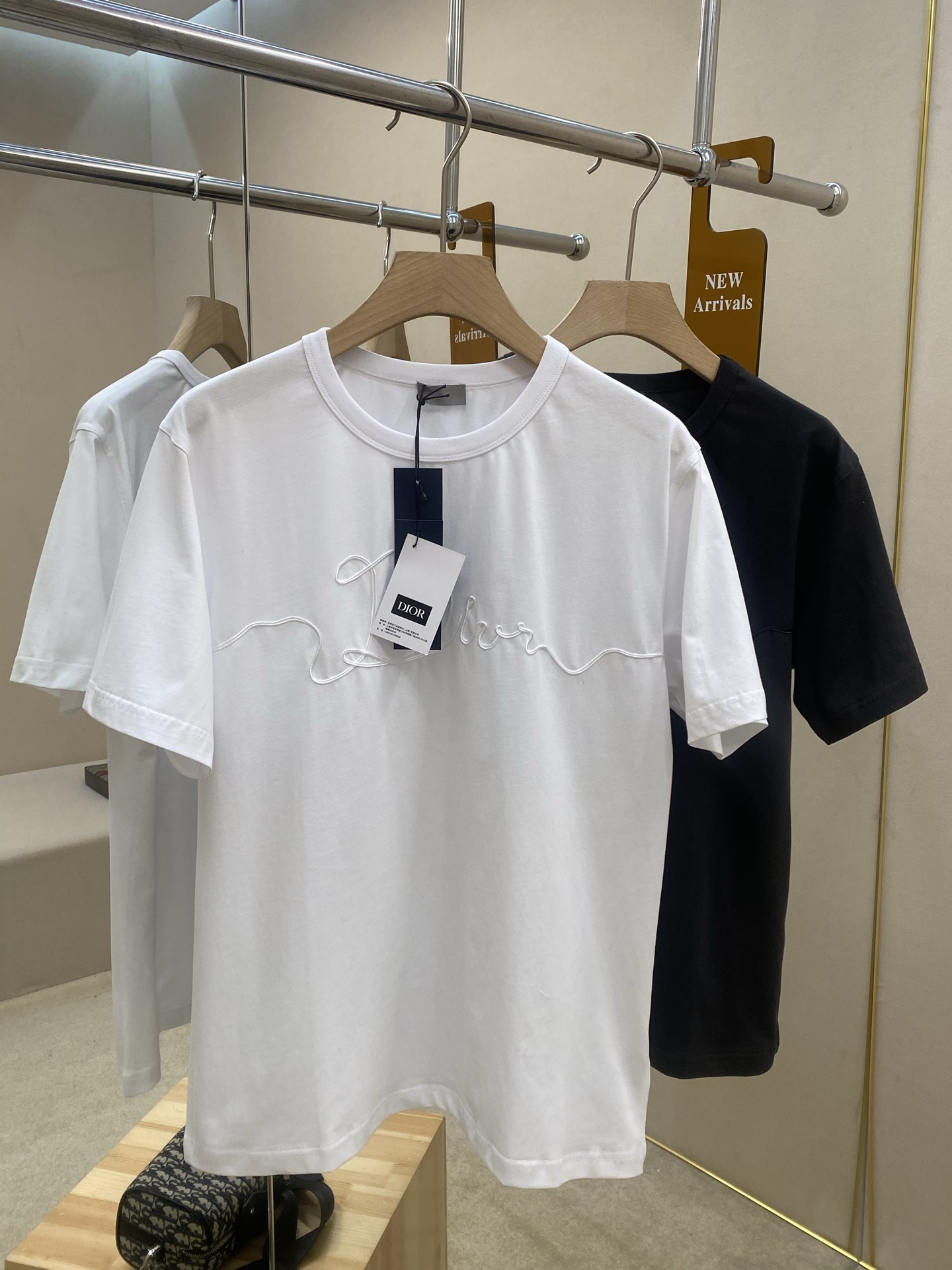 NO:625536,The main recommendation is D's new cotton jersey fabric Dior Rib...T-shirt. This T-shirt is a new product in the 2026 spring men's wear series. It is decorated with the Dior Ribbon logo and pays tribute to the exquisite craftsmanship of the Dior workshop. It is carefully made of white cotton jersey fabric and has a round neck design. The classic silhouette can be paired with jeans to create a casual look. Color White Gray Size S M L  XL,,dior,dior,jeans,tees,t-shirt,alexander wang19860909主推 D家新款棉质平纹针织面料 Dior Rib...T恤 这款T恤是二零二六春季男装系列新品,饰以Dior Ribbon 标志,向Dior 工坊的精湛工艺致敬.采用白色棉质平纹针织面料精心制作,圆领设计.经典廓形,可与牛仔裤搭配,打造休闲的造型. 颜色白色 灰色 码数S M L XL,,dior,dior,jeans,tees，t-shirt,alexander wang,Men's clothing