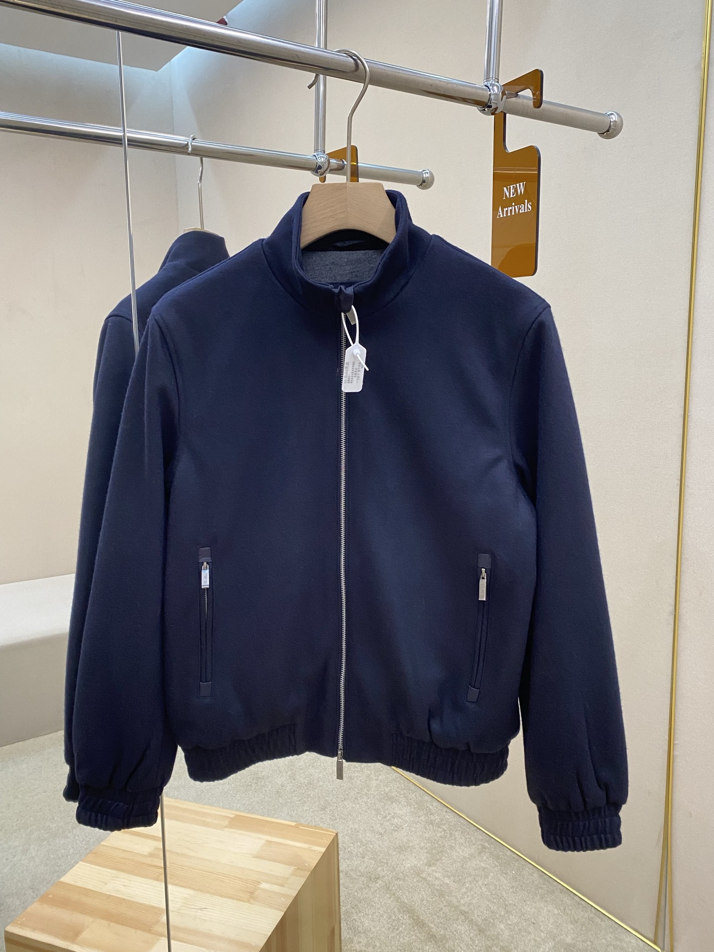 NO:625515,Main recommendation: LP's new Rio bomber jacket is made of fine jersey fabric, which is a fascinating interweaving of flow and form. This regular fit piece is made of soft double-layer cashmere blend jersey blend fabric, with contrasting tones on the inside and outside, showing a free and comfortable elegant style. Equipped with zipper pockets, front zipper closure design, elastic hem and cuffs, it harmoniously blends iconic style with modern minimalist style. It is novel and unique, highly recommended!  Color royal blue code number 48 50 52 54 56 58 60,,loro piana,jackets & coats,alexander wang19860909主推 LP新款Rio飞行员夹克采用精细平纹针织面料制成,演绎流动与形态的交织变幻,令人着迷.这款常规版型单品采用柔软的双层羊绒混纺平纹针织混纺面料制成,内外色调对比鲜明,尽显洒脱惬意的典雅格调.配以拉链口袋,正面拉链开合设计,弹力下摆和袖口,将标志性风格与现代简约风格和谐相融.款式新颖独特,强烈推荐！ 颜色宝蓝色 码数48 50 52 54 56 58 60,,loro piana,jackets & coats,alexander wang,Men's clothing