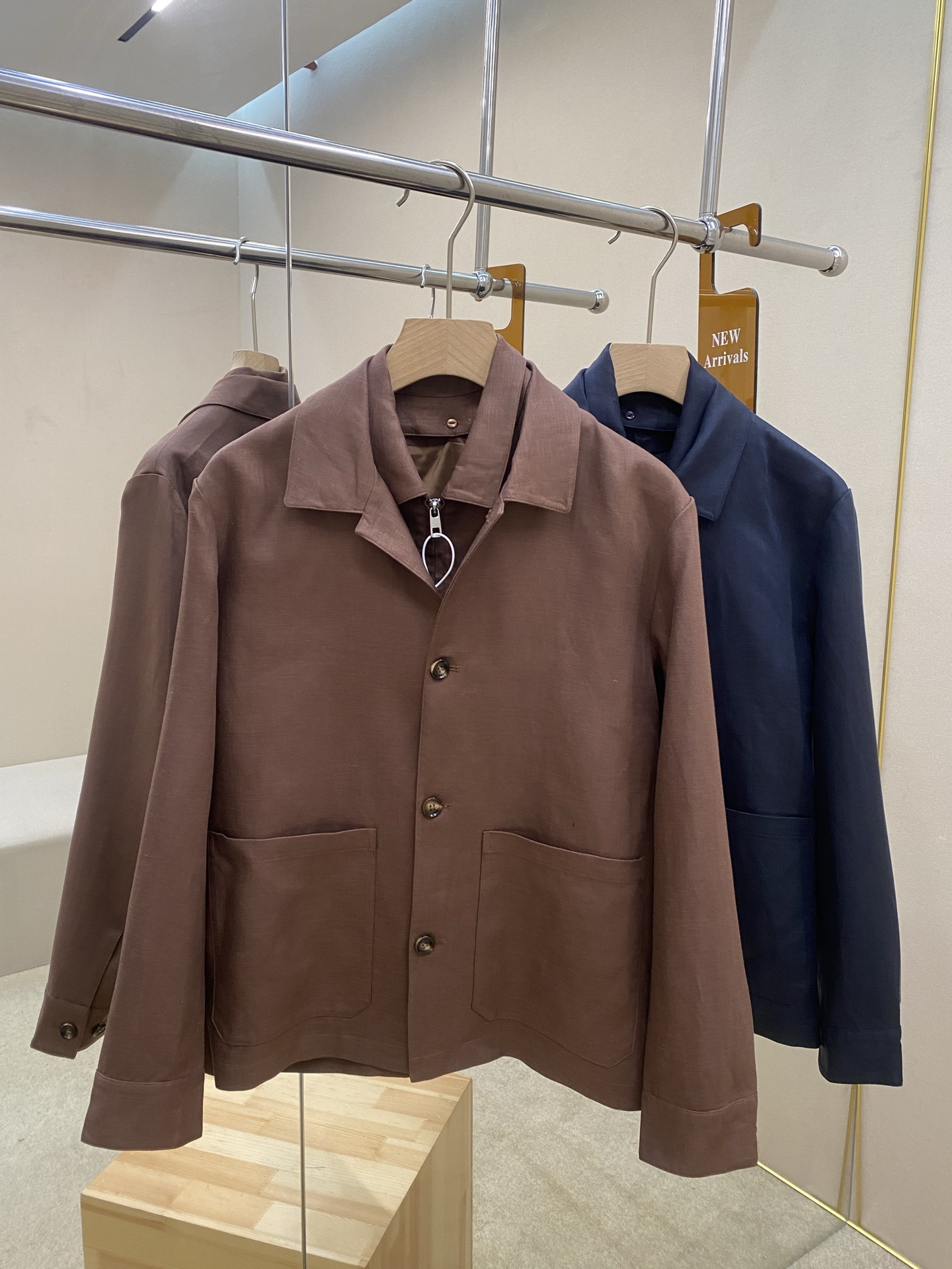 NO:625563,The main recommendation is Z's new fake two-piece linen jacket. This jacket is made of 25% linen and 75% Tencel fabrics. It can be detached into a single style with buttons and zippers, allowing for two wears. The lapel design has a great upper body effect and unique style design. Highly recommended!  Color Brown Royal Blue Size 48 50 52 54 56,,jackets & coats,alexander wang19860909主推 Z家新款假两件亚麻夹克,这款夹克采用25亚麻和75天丝面料制作而成,可拆卸为纽扣和拉链单款,实现一衣两穿,翻领式设计,上身效果超赞,款式设计独特,强烈推荐！ 颜色咖色 宝蓝色 码数48 50 52 54 56,,jackets & coats,alexander wang,Men's clothing