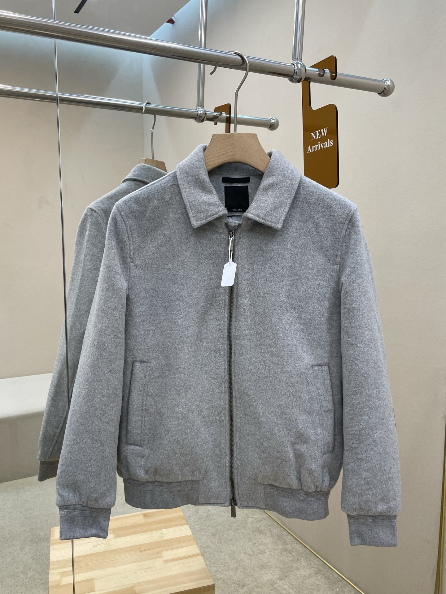 NO:647864,The main recommendation is Z's new woolen jacket. This jacket is made of 50% wool fabric. The lapel design has a unique style. It has engraved hardware zipper closure. There is Z's road logo on the back collar. The hem and cuffs are ribbed. The style is very novel and unique. Highly recommended!  Color Gray Code Number 48 50 52 54 56 58 60,,jackets & coats,jackets & coats,alexander wang19860909主推 Z家新款毛呢夹克外套,这款夹克采用50羊毛面料制作而成,翻领式设计具有独特风格,刻字五金拉链开合,后领处式有Z家公路标识,下摆和袖口罗纹式设计,款式非常新颖独特,强烈推荐！ 颜色灰色 码数48 50 52 54 56 58 60,,jackets & coats,jackets & coats,alexander wang,Men's clothing