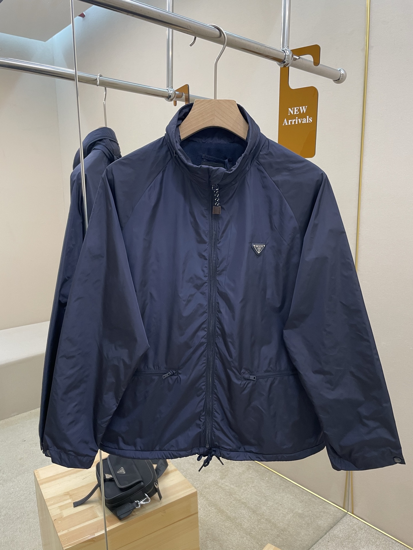 NO:647838,Mainly recommended P Pu's new triangle micro-label jacket, this modern design combines aesthetics and sustainable development. Made of recycled yarn made from plastic materials collected from the ocean, granular fleece lining, zipper closure design, sewn drawstrings and detachable hood, zipper exposed pockets, button cuffs, regular shoulders, straight bottom hem, stitched drawstrings, very novel and unique style, highly recommended!  Color Navy Blue Size 46 48 50 52,,jackets & coats,hats,alexander wang19860909主推 P普新款三角微标夹克,这款现代设计结合了美学与可持续发展.由从海洋中收集的塑料材料制成的再生纱线制成,颗粒绒内衬,拉链式开合设计,缝制抽绳和可拆卸风帽,拉链明口袋纽扣袖口常规肩部平直底边缝线抽绳,款式非常新颖别致,强烈推荐！ 颜色海军蓝 码数46 48 50 52,,jackets & coats,hats,alexander wang,Men's clothing