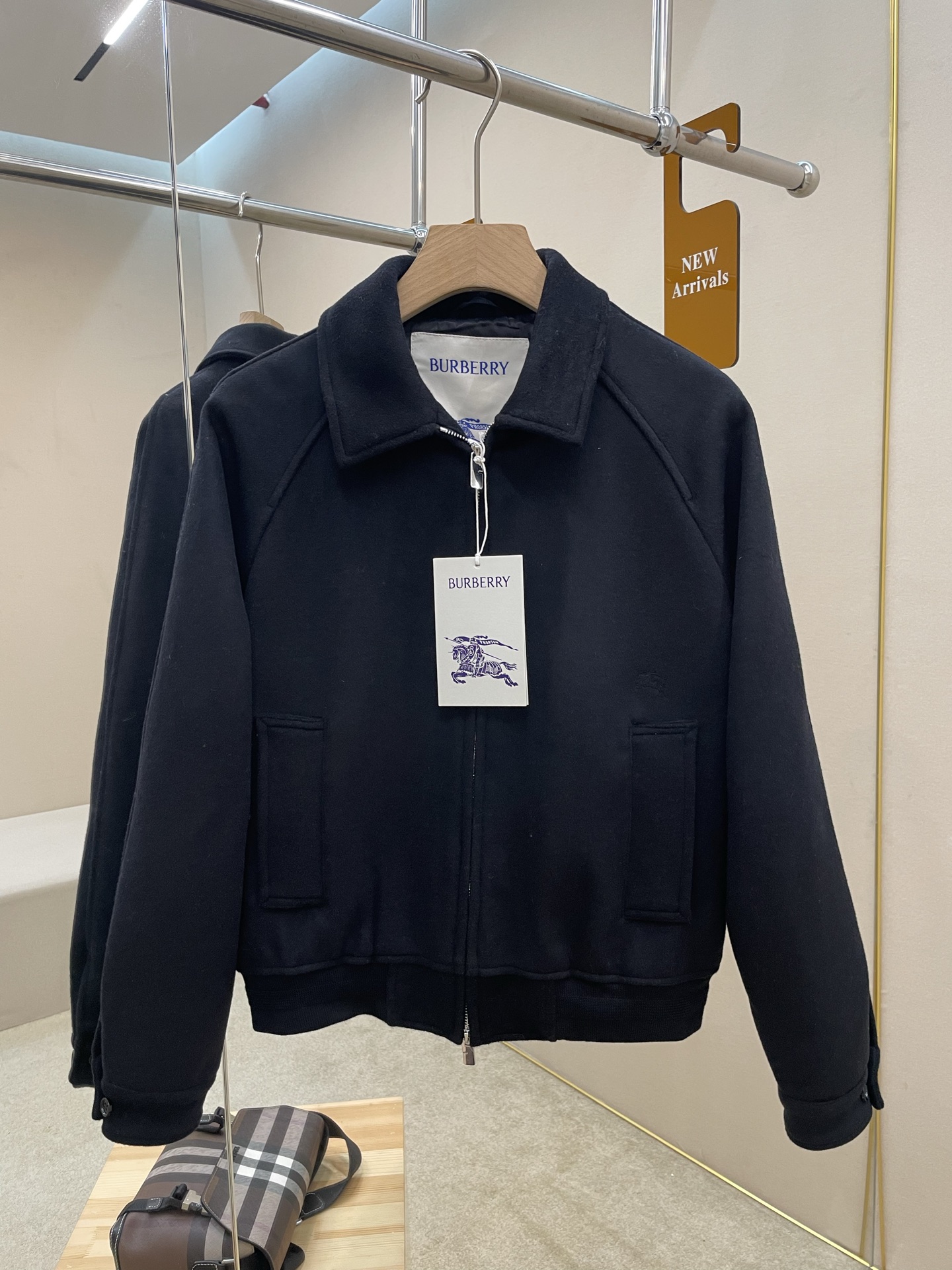 NO:647823,Recommended  B's new cashmere Harrington jacquard jacket, this Harrington jacket is made of Italian worsted lightweight cashmere fabric. It is lined with equestrian jacquard, showing a casual fit, and is embellished with EKD embroidery. It comes from Burberry's classic series, interpreting the wardrobe must-have style with a distinctive brand style. Two-way zipper closure, side pockets, buttoned cuffs, embellished with EKD embroidery, exquisite and elegant style, it is a must-have item for men's wardrobe, highly recommended!  Color black, code number 46 48 50 52,,burberry,jackets & coats,alexander wang19860909主推 B家新款羊绒哈林顿提花外套,这款哈林顿外套,选用意大利精纺轻盈羊绒面料打造.骑马士提花内衬,呈现休闲版型,点缀马术骑士徽标(EKD)刺绣.来自Burberry经典之作系列,以鲜明品牌风格诠释衣橱必备款式.双向拉链开合,侧插袋,扣袢袖口,点缀马术骑士徽标(EKD)刺绣,款式精致大方,是男士衣橱必备单品,强烈推荐！ 颜色黑色 码数46 48 50 52,,burberry,jackets & coats,alexander wang,Men's clothing