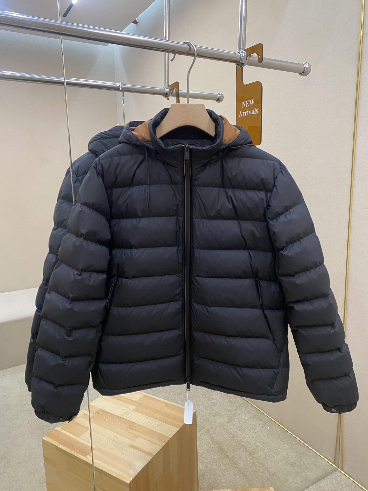 NO:685632,Mainly recommending down, Z's new down jacket. This down jacket is filled with goose down. The hood is removable and can be hooded or stand-up collar style. It has zipper opening and closing with classic leather strips. The back collar is decorated with Z's classic road leather logo. It has an elastic hem. The style is very novel and unique. Highly recommended!  Color Black Size 48 50 52 54 56 58 60,,down jacket,hats,19860909主推羽绒 Z家新款羽绒服,这款羽绒服填充鹅绒,帽子可拆卸,即可连帽也可做立领款式,拉链式开合搭配经典皮条,后领出饰有Z家经典公路皮标,弹力下摆,款式非常新颖独特,强烈推荐！ 颜色黑色 码数48 50 52 54 56 58 60,,down jacket,hats,,Men's clothing