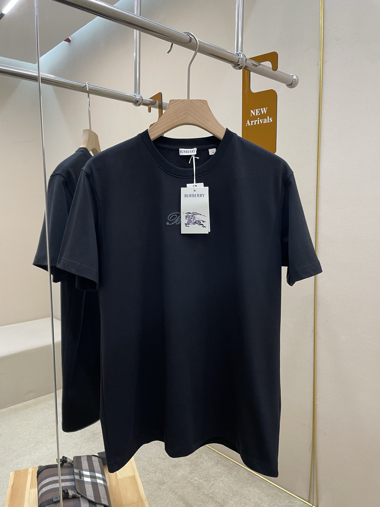 NO:841110,Mainly recommend BBR's new plaid cursive style logo decorated cotton T-shirt, this one is made of medium-weight plain cotton fabric, showing a casual fit. The cursive style brand logo is decorated with Burberry plaid, integrated into chain stitch embroidery technology. ##RIB KNIT Neck# The chest and back are embellished with Burberry letter logo embroidery, highly recommended!  Color Black Size S M L XL,,burberry,tees,t-shirt,19860909主推 BBR新款格纹草书风格徽标装饰棉质T恤衫,这款选用中量级平织棉面料打造,呈现休闲版型.草书风格品牌徽标装饰 Burberry格纹,融入链式缝线刺绣工艺.##罗纹针织领口#前胸及背部点缀 Burberry字母徽标刺绣,强烈推荐！ 颜色黑色 码数S M L XL,,burberry,tees，t-shirt,,Men's clothing