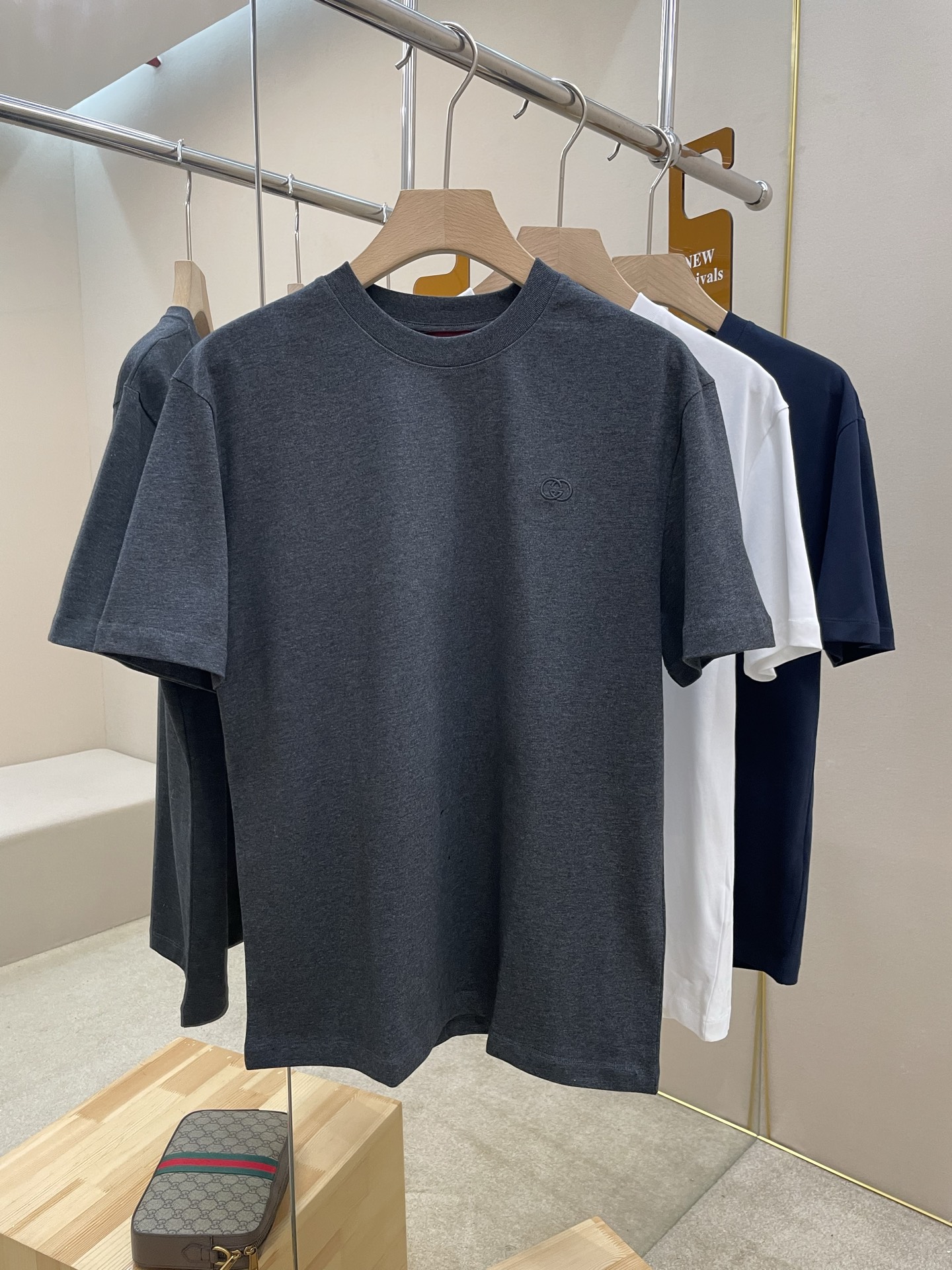 NO:758479,The main recommendation is the new GG embroidered knitted cotton T-shirt. The brand elements are cleverly integrated into the silhouette, fabric and technology, continuing the brand heritage and interpreting contemporary aesthetics. This soft knitted cotton T-shirt is carefully decorated with interlocking Double G embroidery. The style is novel and unique, highly recommended!  Color Gray White Dark Blue Size S M L XL,,tees,t-shirt,19860909主推 GG新款饰刺绣针织棉T恤,品牌元素巧妙融入廓形,面料与工艺,延续品牌传承底蕴,诠释当代美学.这款柔软针织棉T恤精心缀饰互扣式双G刺绣.款式新颖独特,强烈推荐！ 颜色灰色 白色 深蓝色 码数S M L XL,,tees，t-shirt,,Men's clothing