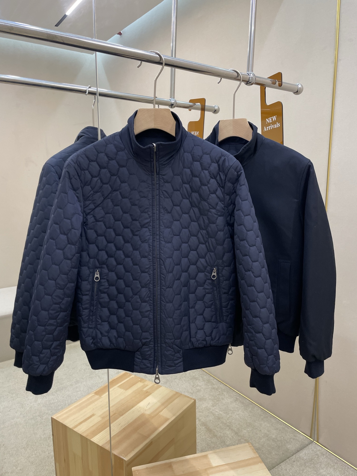 NO:703734,Years later!  Mainly recommend LP's new diamond checkered double-sided jacket, classic diamond quilted design, navy blue is super textured! It is super practical to wear on both sides, soft and light, full of gloss, luxurious and comfortable. It is suitable for early spring or layering. It looks great with shirts and sweaters, and can easily create a high-end casual style. Highly recommended!  Color Royal Blue Size 48 50 52 54 56 58 60,,loro piana,jackets & coats,shirts,19860909年后！ 主推 LP新款菱形格双面夹克,经典菱格绗缝设计,藏蓝色超有质感!双面穿超实用,柔软轻盈,光泽感满分,奢华又舒适.早春或叠穿都很适合,搭配衬衫,针织衫都很出彩,轻松打造高级休闲风,强烈推荐！ 颜色宝蓝色 码数48 50 52 54 56 58 60,,loro piana,jackets & coats,shirts,,Men's clothing