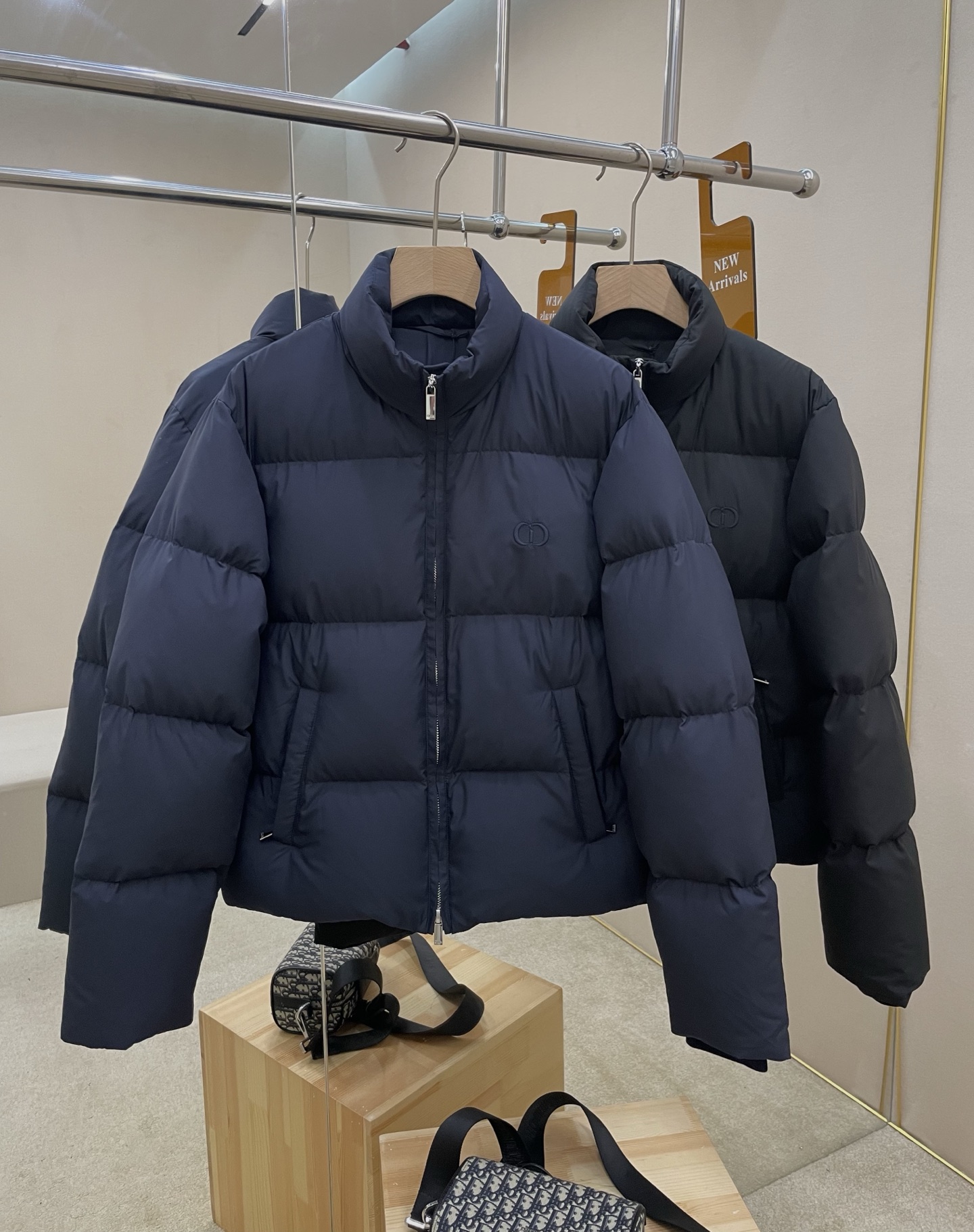 NO:703728,Years later!  Down Main Recommendation D's new down jacket technical fabric CD Icon embroidery This CDIcon down jacket is a new product in the 2026 spring men's wear series, reinterpreting the classic sports style item. It is carefully made of technical fabrics, with light and warm filling, and decorated with CDIcon embroidery. The stand-up collar design and side welt pocket details highlight the elegance. It can be paired with a contrasting sweater to create a vivid and distinctive look. Highly recommended!  Color black blue code number 46 48 50 52, dior, jackets & coats, down jacket,19860909年后！羽绒 主推 D家新款羽绒夹克科技面料CD Icon刺绣 这款CDIcon羽绒夹克是二零二六春季男装系列新品,重新诠释经典的运动风格单品.采用科技面料精心制作,搭配轻盈保暖的填充物,饰以CDIcon刺绣.立领设计,侧面贴边口袋细节,彰显优雅气质.可与对比鲜明的针织衫搭配,打造生动鲜明的造型,强烈推荐！ 颜色黑色 蓝色 码数46 48 50 52,,dior,jackets & coats,down jacket,,Men's clothing