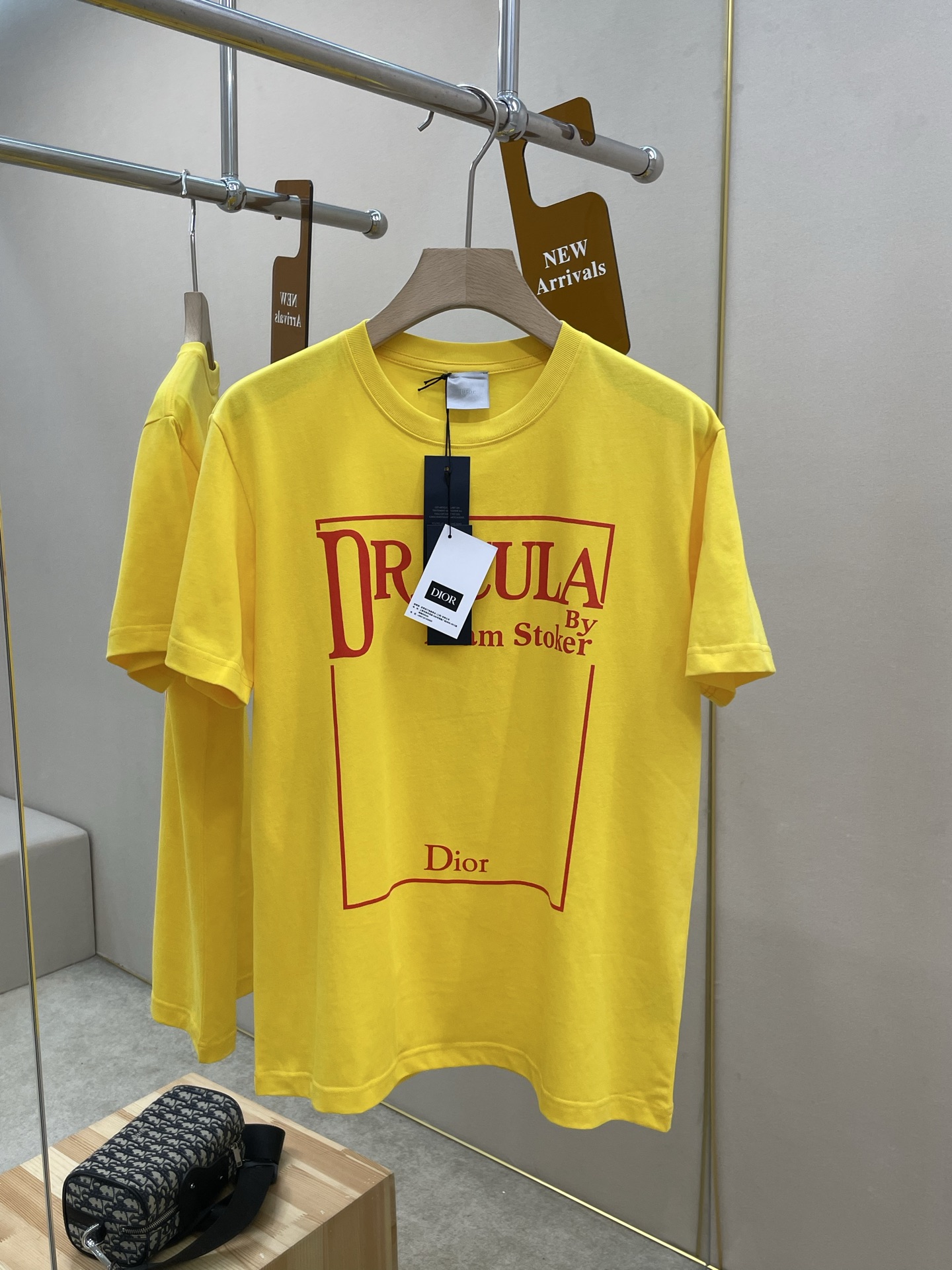 NO:692238,Exchange after the year!  The main recommendation is D's new Dior Dracula themed yellow T-shirt, with bright yellow main color + red print, inspired by Bram Stoker's novel 'Dracula>>'. The words 'DRACULA By Bram Stoker' on the front are full of retro literature, and the Dior logo below is highly recognizable. Pure cotton material, comfortable and breathable to wear, loose fit, suitable for daily casual or street style. Designed by Jonathan Anderson, the fusion of art and fashion, a must-have for personal expression! Highly recommended!  Color Yellow Size S M L XL,, dior, dior, tees, t-shirt,19860909年后退换！ 主推 D家新款Dior Dracula主题黄色T恤,亮黄色主色调+红色印花,灵感来自Bram Stoker小说《Dracula>〉.正面'DRACULA By BramStoker'字样,复古文学感满满,下方Dior标志,品牌辨识度超高.纯棉材质,穿着舒适透气,宽松版型,日常休闲或街头风都很适合.由JonathanAnderson设计,艺术与时尚融合,个性表达必备!强烈推荐！ 颜色黄色 码数S M L XL,,dior,dior,tees，t-shirt,,Men's clothing