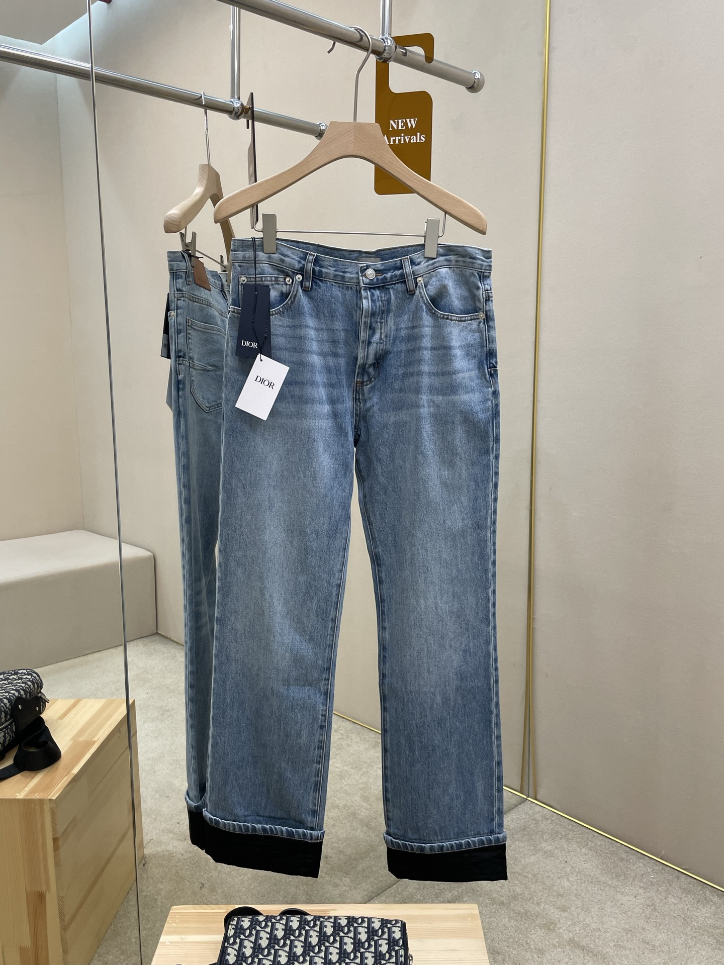 NO:691090,The main recommendation is D's 26 new blue cotton denim cannage pattern jeans. This cannage pattern jeans is a new product in the 2026 spring men's wear series. It reinterprets Dior's classic pattern and highlights the casual and fashionable style. It is carefully made of blue cotton denim and decorated with contrasting trousers. The entire inner body is decorated with a black quilted cannage pattern pattern.  The Dior debossed leather label and belt loop design make the silhouette more refined. It can be paired with the matching jacket to add a finishing touch to the look. The style is novel and unique, highly recommended!  The same top will be released later in sizes 30 31 32 33 34 36, dior, dior, jeans, jackets & coats,19860909主推 D家26新款蓝色棉质牛仔布藤格纹牛仔裤, 这款藤格纹牛仔裤是二零二六春季男装系列新品,重新演绎Dior的经典图案,彰显休闲时髦的风格.采用蓝色棉质牛仔布精心制作,饰以对比鲜明的裤脚,内里通体饰以黑色绗缝藤格纹图案. Dior凹印皮革标牌和腰带环设计,令廓形更加精致.可与配套的夹克搭配,为造型增添点睛之笔.款式新颖独特,强烈推荐！同款上衣后续上新 码数30 31 32 33 34 36,,dior,dior,jeans,jackets & coats,,Men's clothing