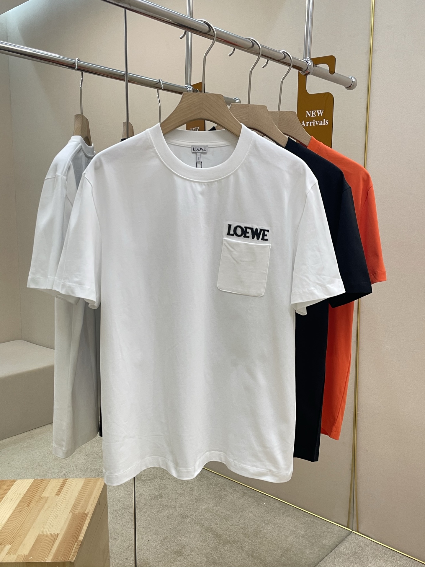 NO:692196,Exchange after the year!  Mainly recommend LOEWE26 new embroidered cotton loose fit T-shirt. Medium weight cotton T-shirt. Loose fit, chest patch pocket * LOEWE embroidery on the chest, novel and unique style, highly recommended!  Color Black White Orange Size S M L XL, loewe, tees, t-shirt,19860909年后退换！ 主推 LOEWE26新款刺绣棉质宽松版型T恤 中克重棉质T恤.宽松版型,胸前贴袋*胸前 LOEWE 刺绣,款式新颖独特,强烈推荐！ 颜色黑色 白色 橘色 码数S M L XL,,loewe,tees，t-shirt,,Men's clothing