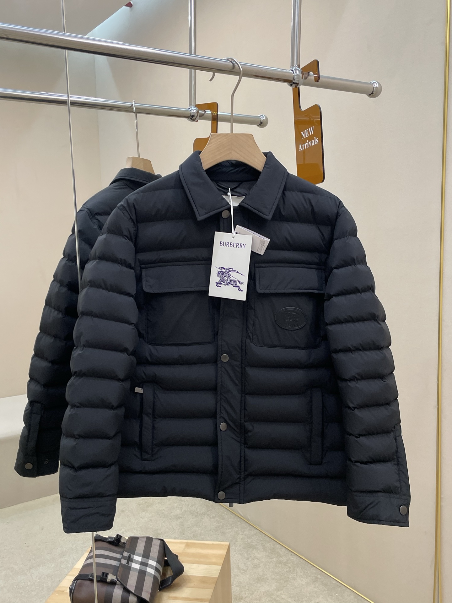 NO:692215,Exchange after the year!  Mainly recommending down, B's new nylon padded cotton jacket is made of nylon fabric. It adopts a padded design, showing a regular fit, and is decorated with a knight's seal, which is derived from the brand's archive pattern in the 1980s. Snap button and two-way zipper closure, snap-flap patch pockets on the chest; side zipper pockets # snap-style cuffs, and the Equestrian Knight logo (EKD) leather plaque on the chest, which is both warm and stylish, highly recommended!  Size S M L XL,,jackets & coats,down jacket,19860909年后退换！ 主推羽绒 B家新款尼龙加垫棉服外套,选用尼龙面料打造.采用加垫设计,呈现常规版型,装饰骑士印章,源自1980年代品牌典藏图案.按扣与双向拉链开合,前胸按扣式翻盖贴袋；侧边拉链口袋#按扣式袖口,前胸点缀马术骑士徽标(EKD)皮革饰牌,既保暖又大气,强烈推荐！ 码数S M L XL,,jackets & coats,down jacket,,Men's clothing