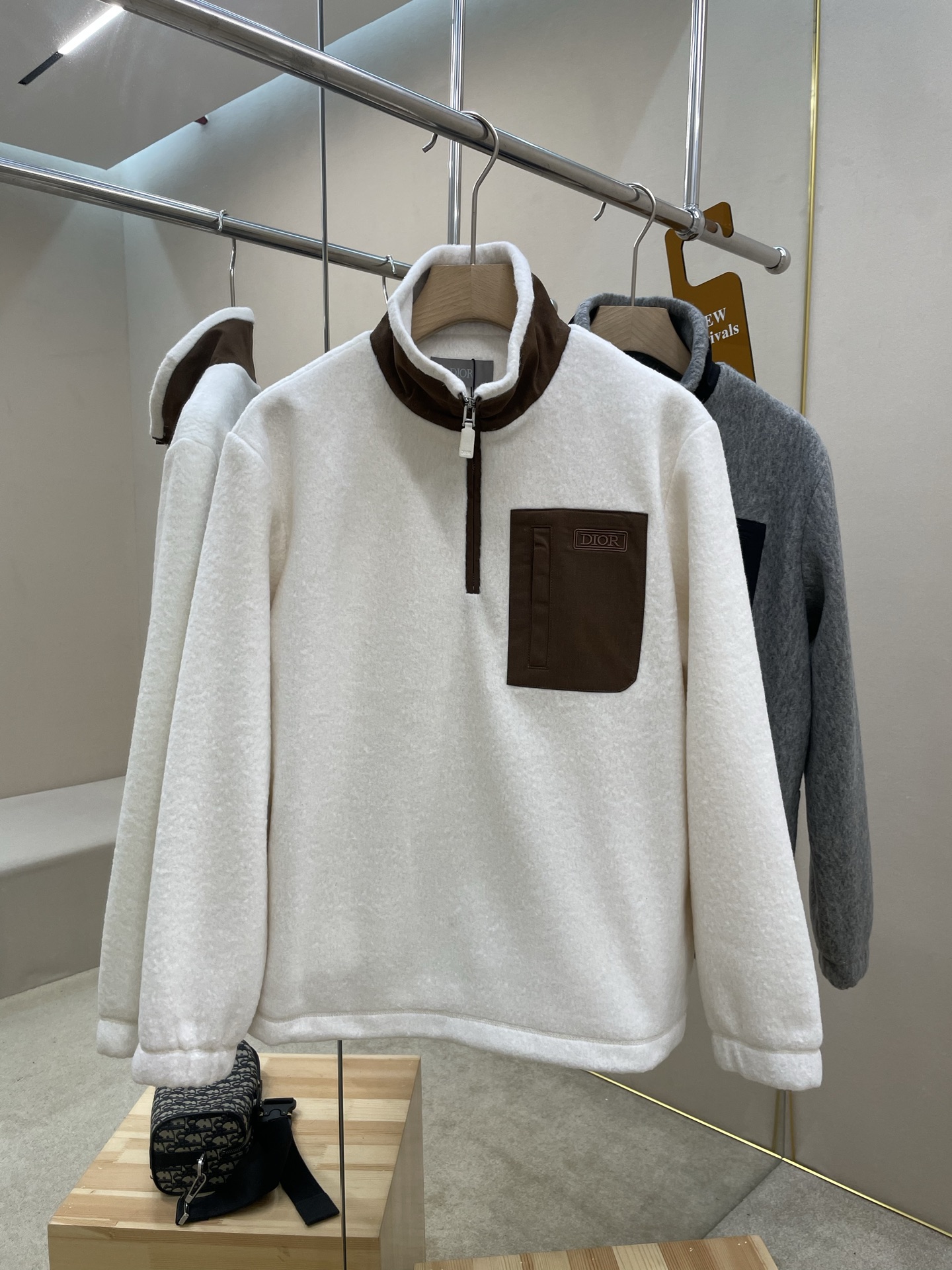 NO:692227,Exchange after the year!  The main recommendation is D's new Icons white cashmere and sheep wool blended fleece sweatshirt. This Dior Icons sweatshirt is a new product in the 2026 spring men's wear series. It reinterprets sports-style classic items in an elegant and casual style, highlighting the classic Dior logo. It is carefully made of white cashmere and sheep wool blended fleece fabric, with a zipper stand collar design and contrasting chest patch pockets and collar details. Can be paired with jeans to create a fashionable casual look. Color White Gray Size S M  L XL,,dior,dior,hoodie,sweatshirts,jeans,19860909年后退换！ 主推 D家新款Icons白色山羊绒和绵羊毛混纺起绒卫衣,这款Dior Icons卫衣是二零二六春季男装系列新品,以优雅随意的风格重新诠释运动风格经典单品,突显Dior经典标识.采用白色山羊绒和绵羊毛混纺起绒面料精心制作,拉链立领设计,搭配对比鲜明的胸前贴袋和衣领细节.可与牛仔裤搭配,打造时髦的休闲造型. 颜色白色 灰色 码数S M L XL,,dior,dior,hoodie,sweatshirts,jeans,,Men's clothing