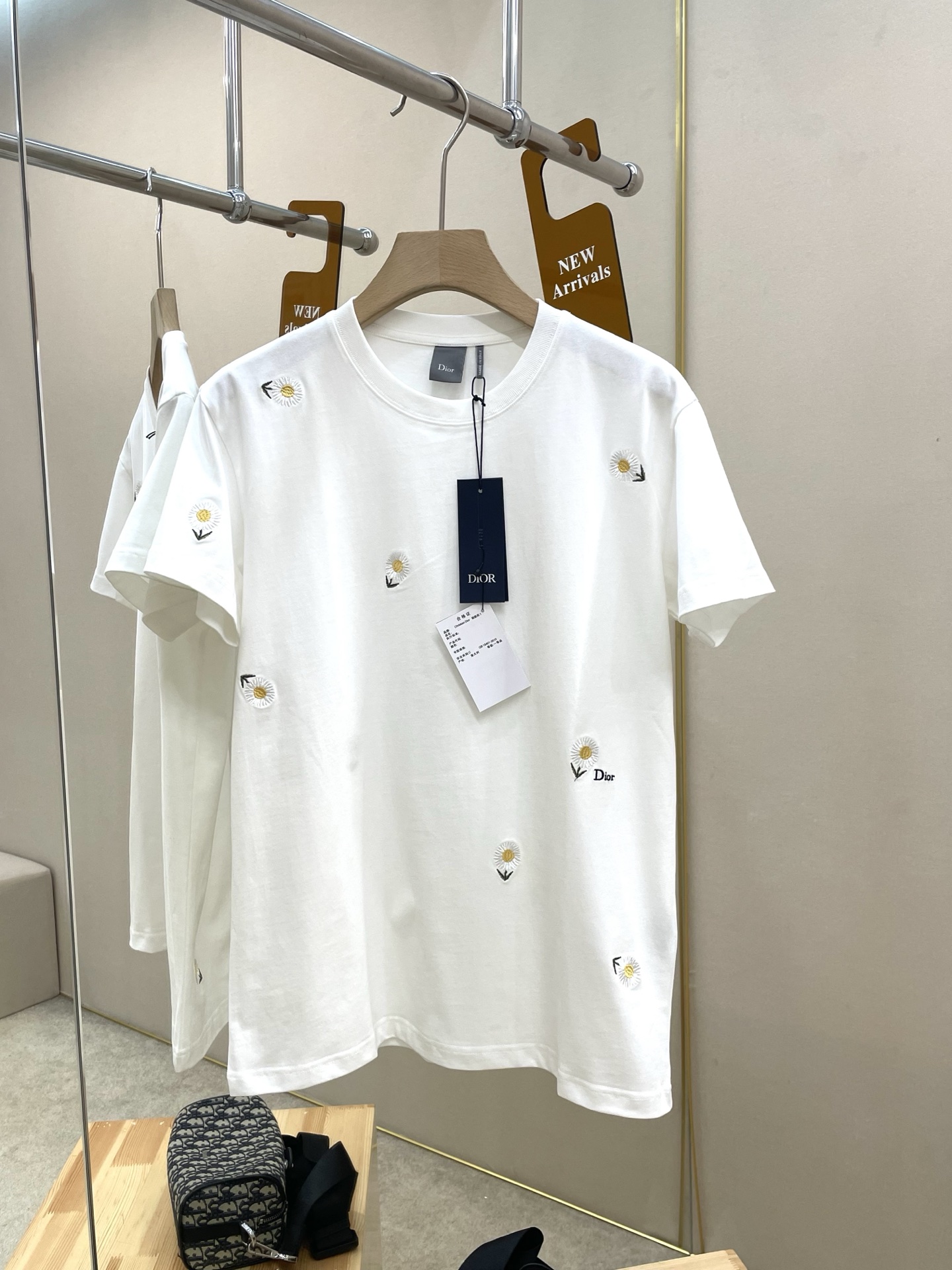 NO:727457,New Year’s Eve!  The main recommendation is Dior's new white cotton jersey fabric daisy embroidery T-shirt, this T-shirt is a new product in the 2026 summer men's wear series, paying tribute to Mr. Dior's love for flowers. It is carefully made of white cotton jersey fabric and decorated with daisy embroidery all over. It can be paired with chinos to create a personalized look. Highly recommended!  Color White Size S M L XL, dior, tees, t-shirt,19860909年后！主推 Dior新款白色棉质平纹针织面料雏菊刺绣T恤衫,,这款T恤是二零二六夏季男装系列新品,致敬Dior先生对花朵的热爱.采用白色棉质平纹针织面料精心制作,通体饰以雏菊刺绣.可与斜纹布裤搭配,打造个性造型.强烈推荐！ 颜色白色 码数S M L XL,,dior,tees，t-shirt,,Men's clothing