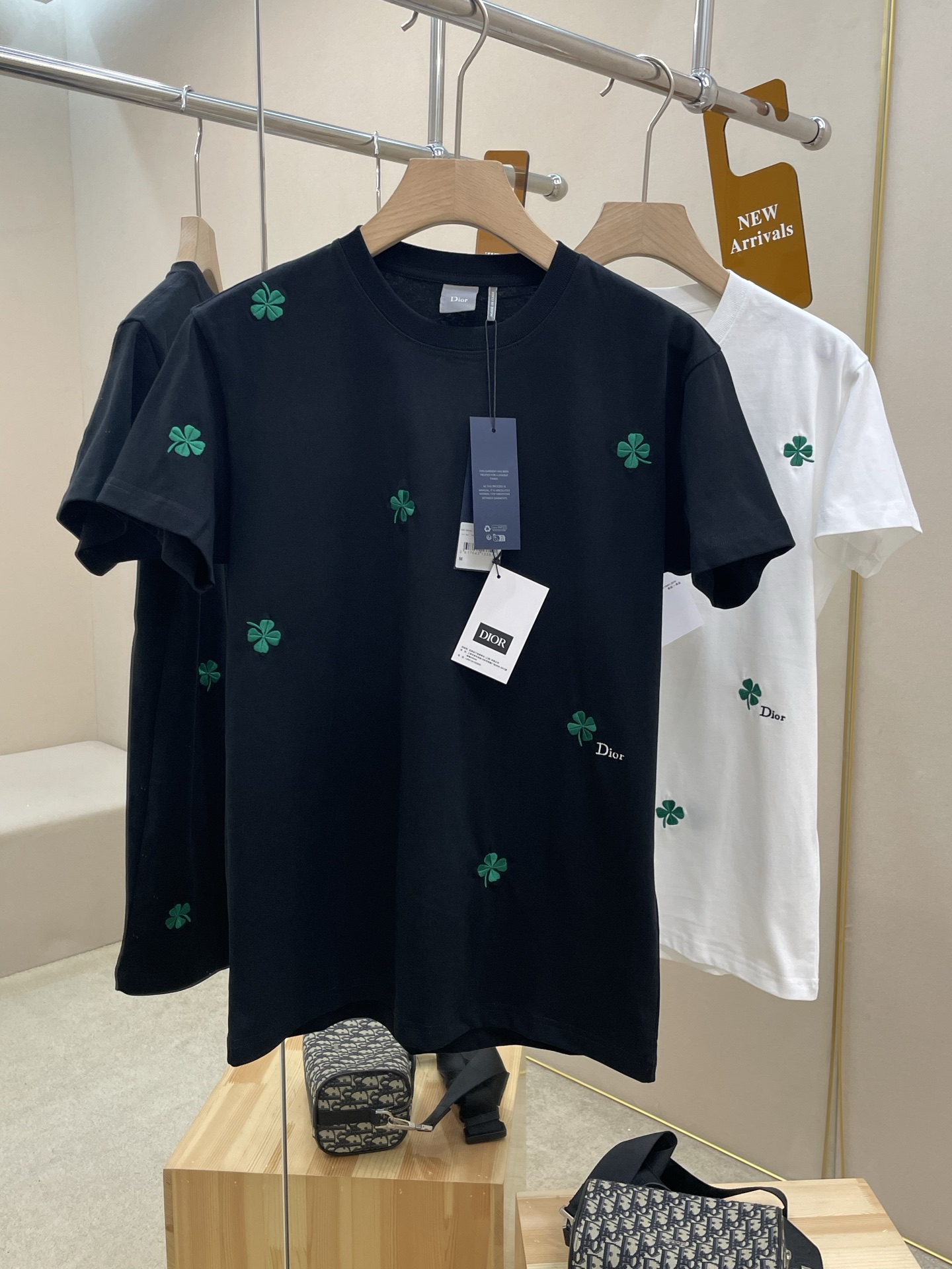 NO:727479,New Year’s Eve!  Mainly recommending D's new cotton jersey fabric Dior Clo... T-shirt, this style Jonathan Anderson has injected new life into one of the brand's classic logos and lucky symbols through the Dior Clover pattern. It is carefully made of cotton jersey fabric and decorated with Dior Clover pattern embroidery. It can be worn with the jeans of this series to create a sophisticated look. Color Black White Size S M L XL,, dior, dior, jeans, tees, t-shirt,19860909年后！主推 D家新款棉质平纹针织面料 Dior Clo...T恤衫,此款乔纳森.安德森(Jonathan Anderson)通过Dior Clover图案为品牌经典标志与幸运符号之一注入全新生机.采用棉质平纹针织面料精心制作,饰以 Dior Clover 图案刺绣.可与该系列的牛仔裤搭配穿着,打造精致造型. 颜色黑色 白色 码数S M L XL,,dior,dior,jeans,tees，t-shirt,,Men's clothing