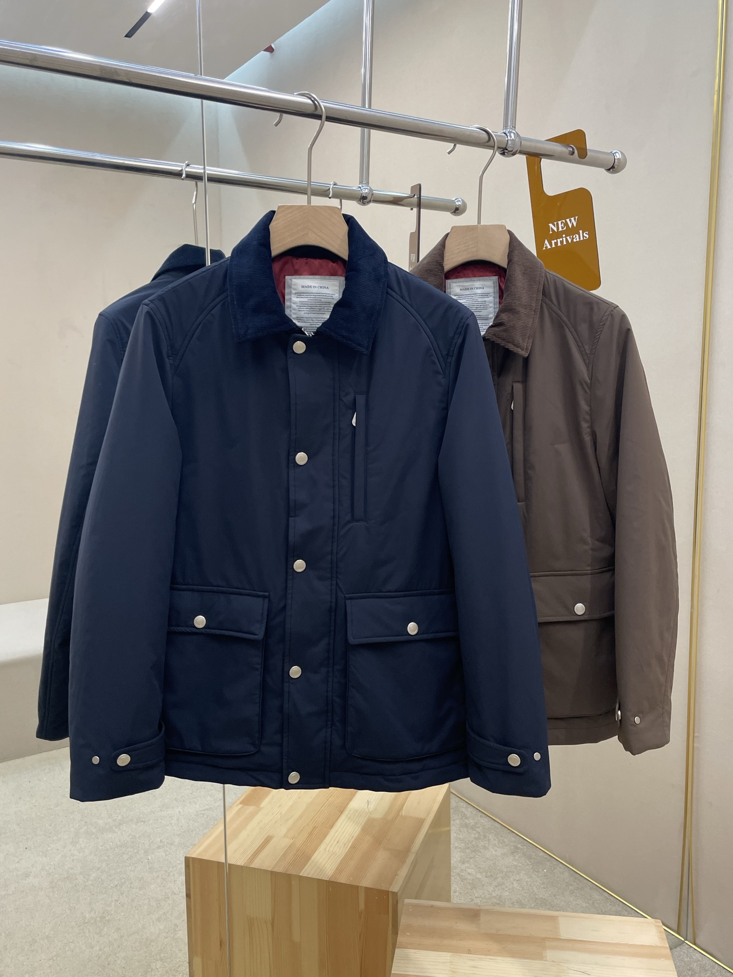 NO:727429,New Year’s Eve!  The main recommendation is BC's new work jacket. This is a work jacket made of nylon or similar waterproof fabrics, with metal buttons, double-sided flap pockets and a removable lining design. It has both practicality and retro texture. It is derived from an Italian high-end men's clothing brand. It is a versatile item for urban commuting and outdoor leisure. It is suitable for spring and autumn, and can also be used as an inner jacket in winter. Highly recommended!  Color royal blue brown code number 48 50 52 54 56 58 60,,jackets & coats,jackets & coats,19860909年后！主推 BC新款工装夹克,这是一款经工装夹克,采用尼龙或类似防水面料,搭配金属纽扣,双侧翻盖口袋和可拆卸内衬设计,兼具实用性和复古质感.它源自意大利高端男装品牌,是都市通勤与户外休闲的百搭单品,适合春秋季节穿着,也能在冬季作为内搭外套使用.强烈推荐！ 颜色宝蓝色 咖啡色 码数48 50 52 54 56 58 60,,jackets & coats,jackets & coats,,Men's clothing