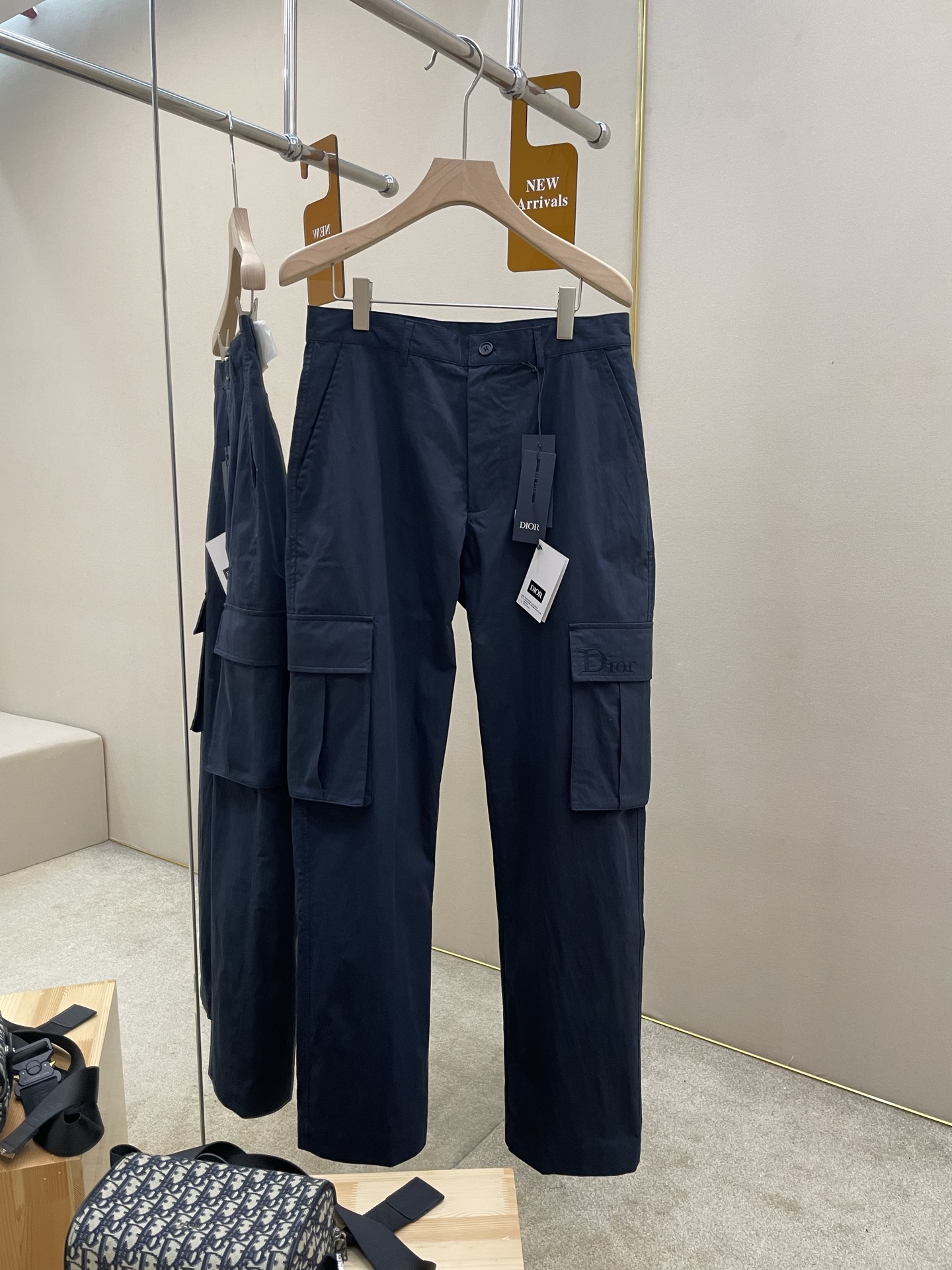 NO:834108,The main recommendation is D's new dark blue overalls, classic straight cut, large pocket design on both sides, brand embroidered logo on the left leg pocket, the overall style is both functional and high-end. The fabric is crisp and stylish, suitable for urban casual, light luxury street or minimalist commuting and other styles. It can be worn alone or become the finishing touch of the style. Highly recommended!  Color royal blue code number 46 48 50 52 54 56,,dior,19860909主推 D家新款深蓝色工装裤,经典直筒剪裁,两侧大口袋设计,左腿口袋处有品牌刺绣Logo,整体风格兼具机能感与高级质感.面料挺括有型,适合打造都市休闲,轻奢街头或极简通勤等多种风格.既能单穿出彩,也能成为造型的点睛之笔.强烈推荐！ 颜色宝蓝色 码数46 48 50 52 54 56,,dior,,Men's clothing