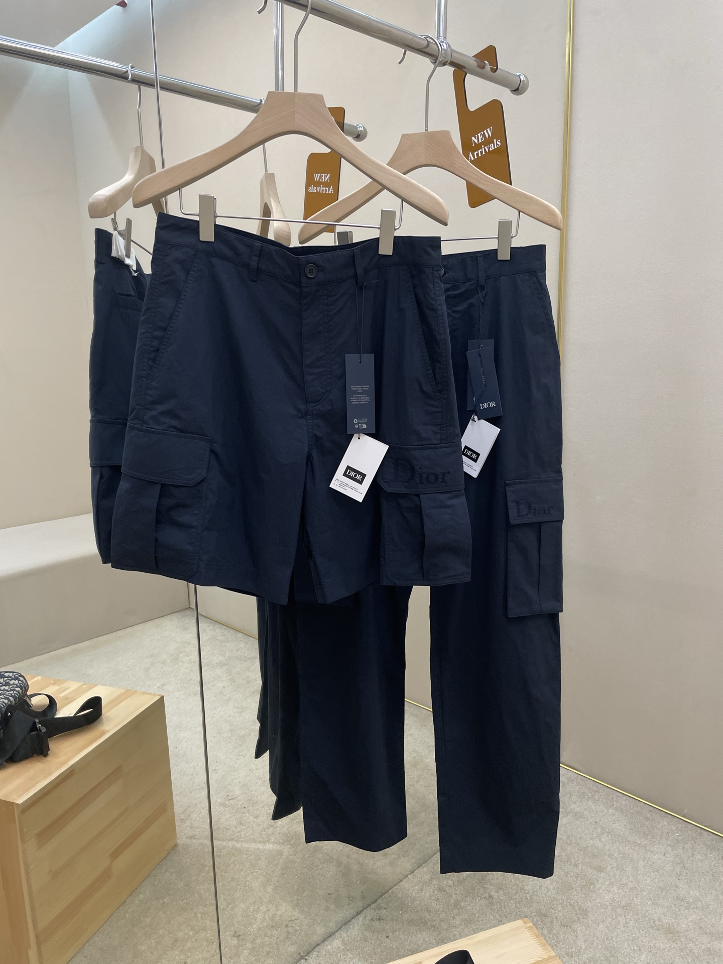 NO:834114,The main recommendation is D's new work shorts. These work shorts are a new product in the 2026 summer men's wear series. They are a stylish interpretation of a classic wardrobe staple. They are carefully made of navy blue technical fabrics. The work style silhouette is matched with Dior embroidery of the same tone to enhance the style. Regular fit, work pockets with flaps, can be matched with the jackets of this series to create a fashionable and casual look. Color royal blue Code number 46 48 50 52 54  56,,dior,dior,shorts,jackets & coats,19860909主推 D家新款工装短裤,这款工装短裤是二零二六夏季男装系列新品,时尚演绎经典衣橱主打单品.采用海军蓝色科技面料精心制作,工装廓形搭配同色调 Dior刺绣提升格调.常规版型,工装口袋搭配翻盖,可与该系列的夹克搭配,打造时尚而休闲的造型. 颜色宝蓝色 码数46 48 50 52 54 56,,dior,dior,shorts,jackets & coats,,Men's clothing