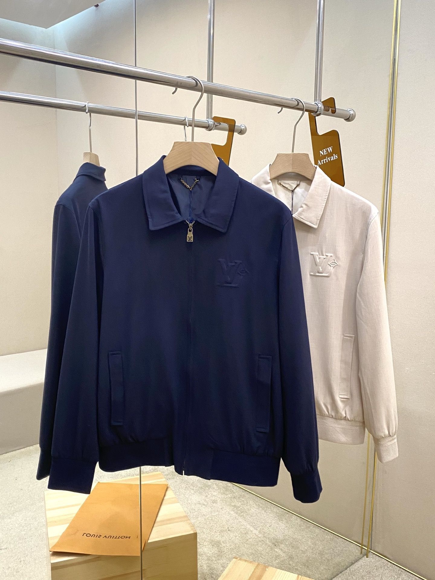 NO:745295,The main recommendation is the LV lapel bomber jacket. This zippered bomber jacket is made of lightweight sheep wool fabric. It has a dandy curved collar, LV Flower embossing on the chest, ribbed hem and cuffs. The fabric is very soft and comfortable, and the upper body is light and handsome. Highly recommended!  Color khaki navy code number 46 48 50 52,,louis vuitton,jackets & coats,19860909主推 Lv翻领飞行员夹克,本款拉链飞行员夹克采用轻盈绵羊毛面料制作而成,丹迪弧形衣领、胸前LV Flower压纹,罗纹下摆和袖口,面料非常柔软舒适,上身轻盈帅气,强烈推荐！ 颜色卡其色 藏青色 码数46 48 50 52,,louis vuitton,jackets & coats,,Men's clothing