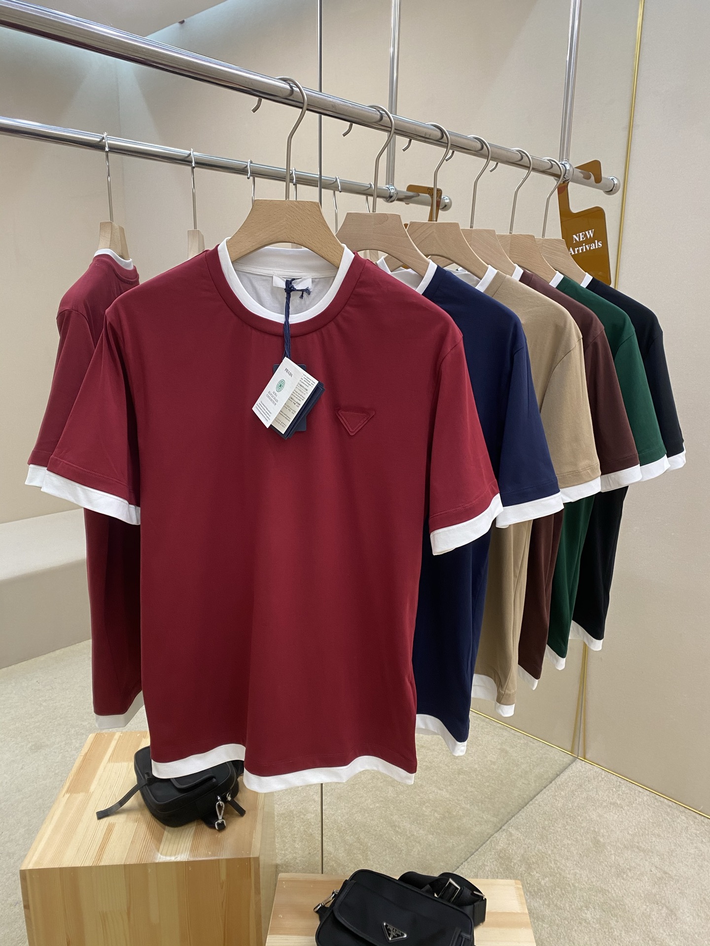 NO:777053,The main recommendation is the Prade 6-color triangle logo embellished with contrasting cotton T-shirt. This cotton T-shirt reinterprets the classic item with layering and contrasting colors, adding novel details to the sporty silhouette. Decorated with the iconic fabric triangle logo. Loose fit, highly recommended!  Color Black Maroon Khaki Brown Royal Blue Green Size S M L XL, prada, tees, t-shirt,19860909主推 Prade6色三角徽标饰撞色棉质T恤,这款棉质T恤以层次感和对比色重新演绎经典单品,为运动风廓形平添新颖细节.饰有标志性织物三角形徽标.宽松版型,强烈推荐！ 颜色黑色 枣红色 卡其色 咖啡色 宝蓝色 绿色 码数S M L XL,,prada,tees，t-shirt,,Men's clothing